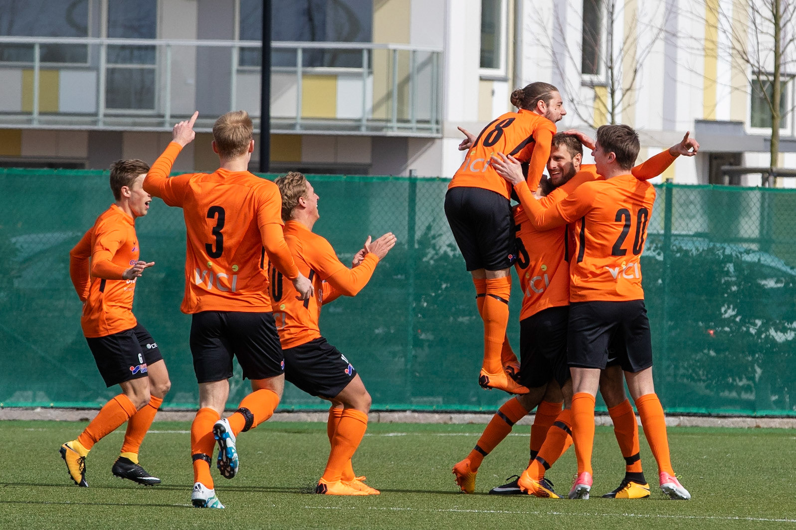 Division 1 Lunds BK - Torns IF 2018: Niklas Nilsson hyllas efter han  gjort ett otroligt mål redan efter två minuter med ett skott från egen planhalva.