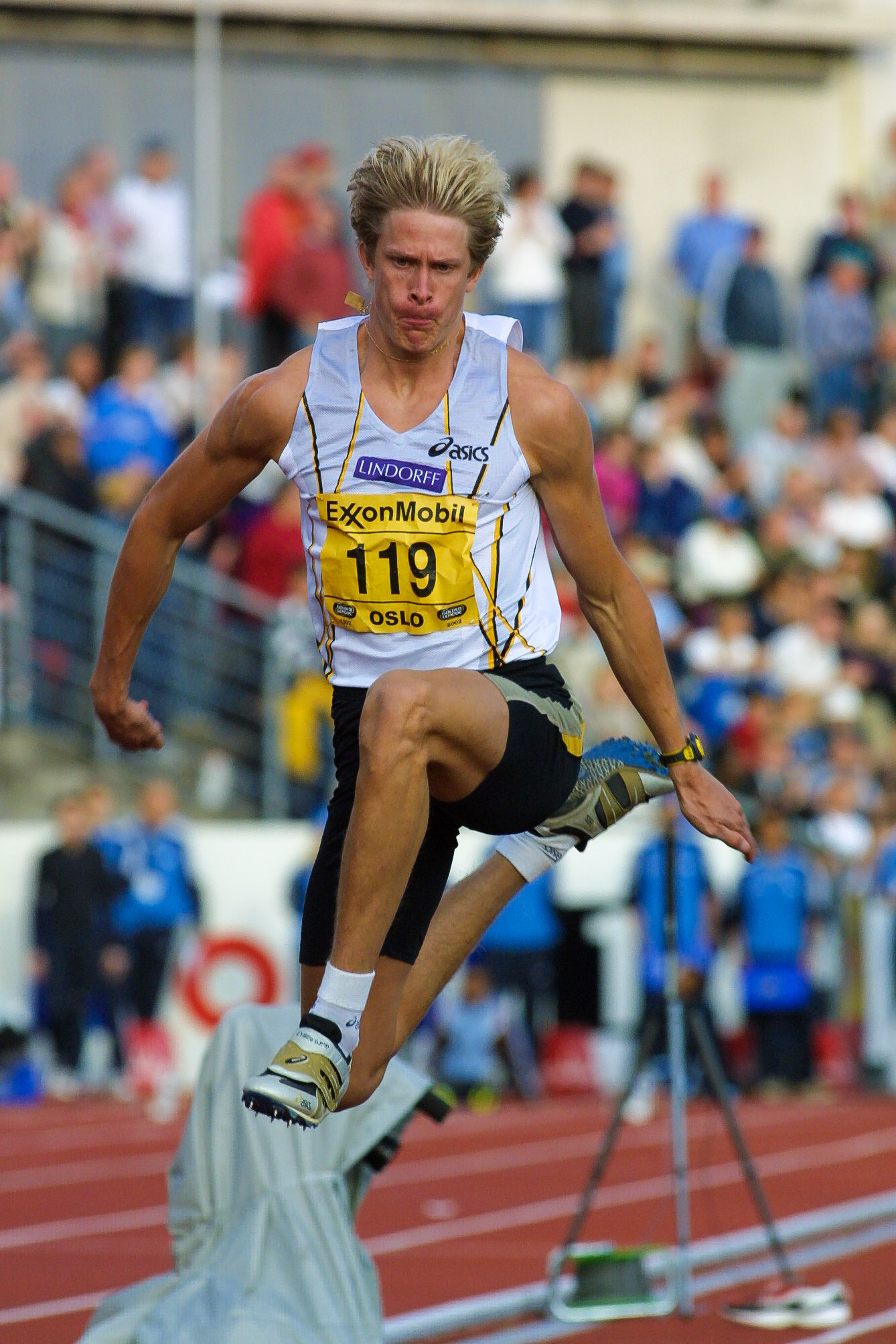 Christian Olsson in the triple jump in Oslo 2002.