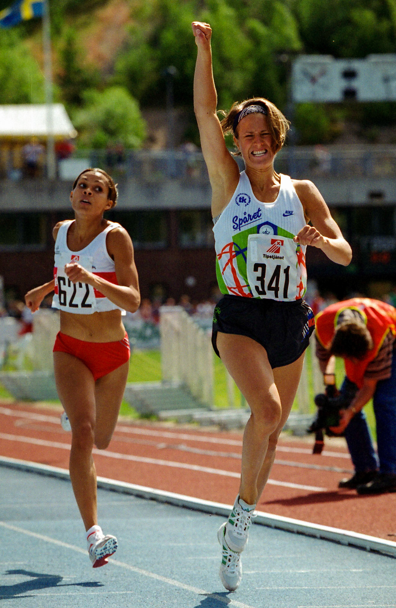 Malin Ewerlöf winning 800 meter in front of Maria Akraka at the Swedish Championship in Sollentuna 1995.