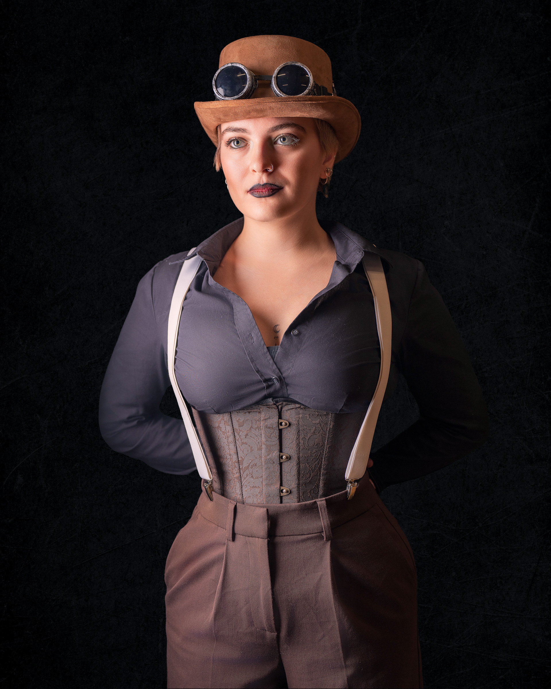 Front-facing steampunk cosplay portrait of Tirza showcasing costume details