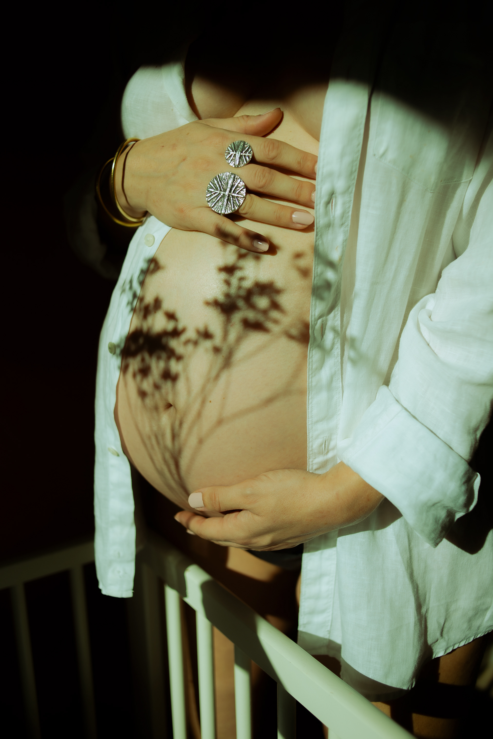maternity-photographer-marike-wink-shadow-on-baby-bump