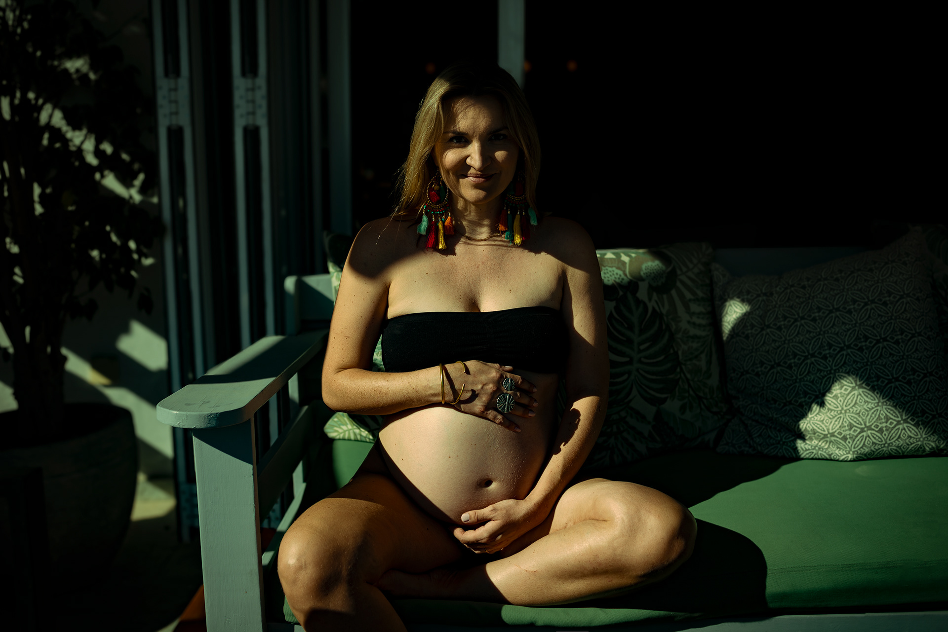 holding-belly-happy-mother-to-be-marike-wink-maternity-photography