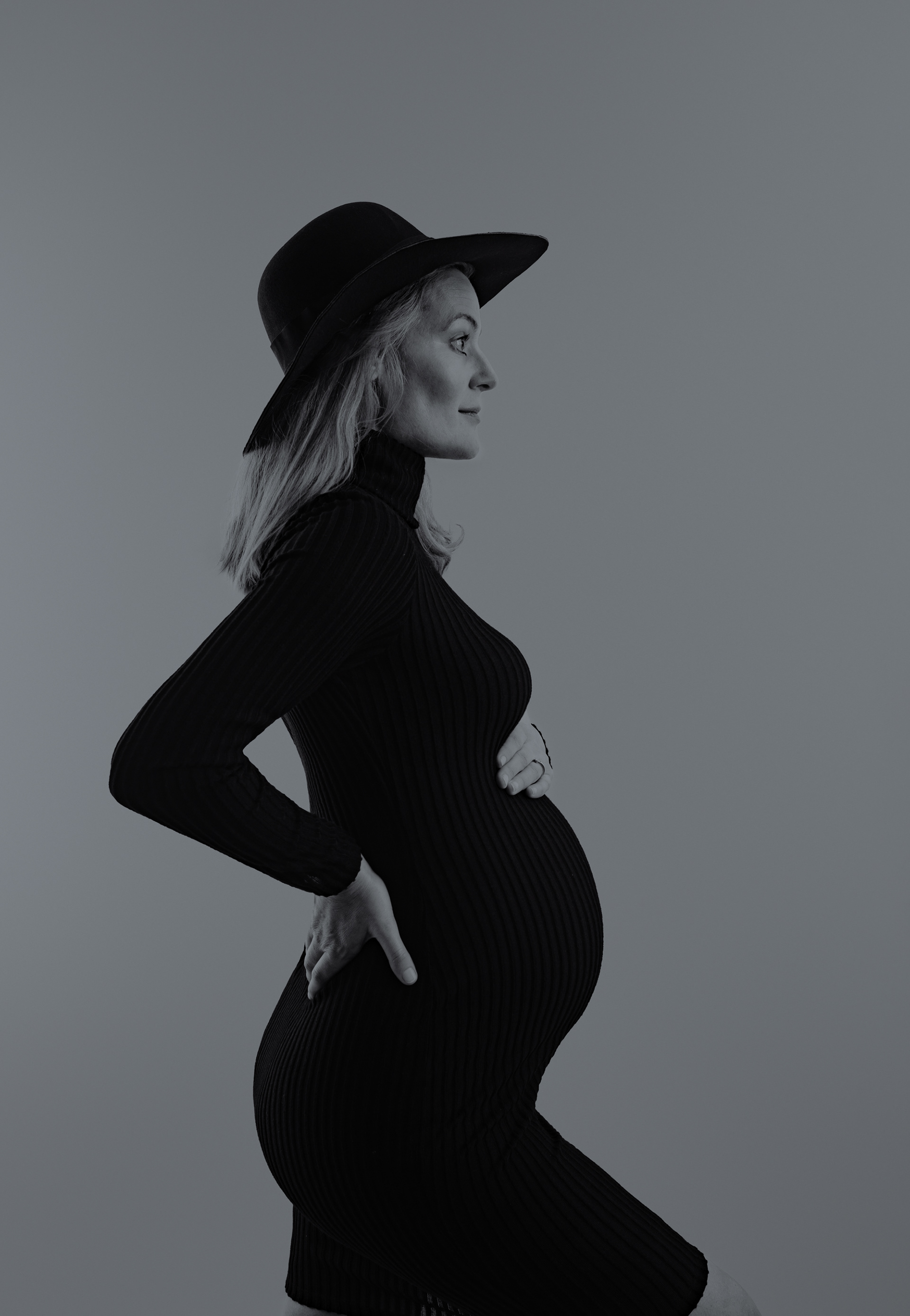 maternity-shoot-with-poloneck-dress