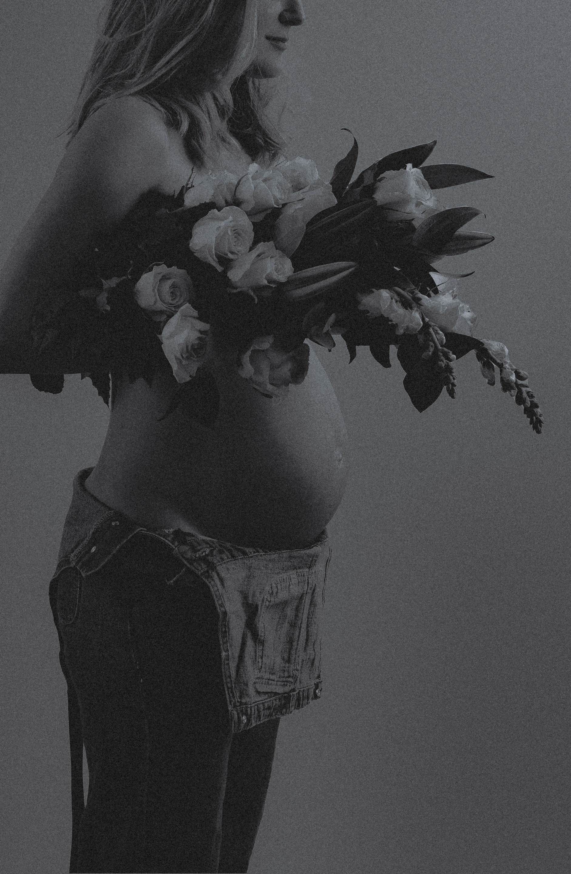 pregnant-woman-flowers-film-grain-marike-wink-photography