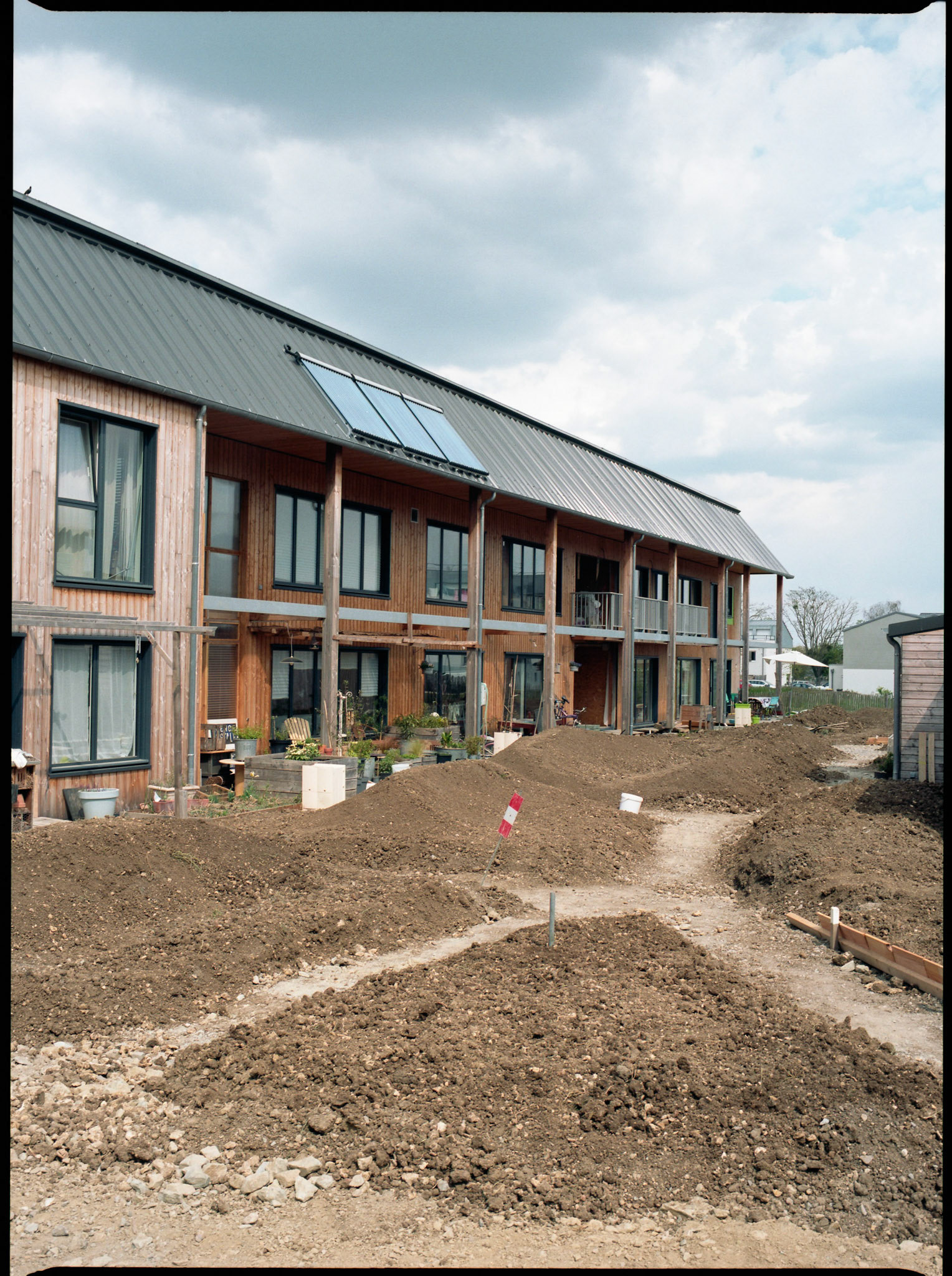 France, Pellouailles-les-vignes, 2021-03-01. The Ecolodo cohousing project with its collective bar (L) and one of its two individual houses (D). This bioclimatic habitat was designed by architects Rudy Chateau and Sylvain Houpert to accommodate seven families since 2020. Photography by Lageat Perroteau / Hans Lucas.France, Pellouailles-les-vignes, 2021-03-01. L habitat participatif Ecolodo avec sa barre collective (L) et l une de ces deux maisons individuelles (D). Cet habitat bioclimatique a ete concu par les architectes Rudy Chateau et Sylvain Houpert pour accueillir sept familles depuis 2020. Photographie par Lageat Perroteau / Hans Lucas.