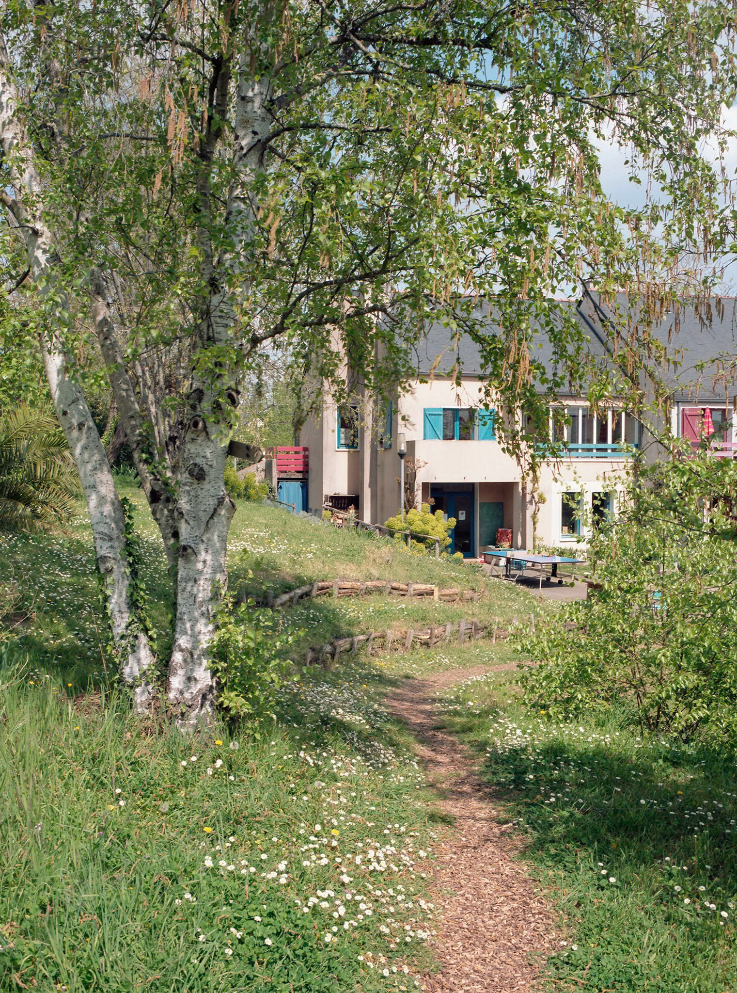 France, Angers, 2021-03-01. General view of the collective garden of the cohousing project Pour un habitat different. This collectively managed housing was designed in the 1980s by a group of people eligible for social housing and the architect Jacques Levy, who wanted to collaborate in this social experiment. Photograph by Lageat Perroteau / Hans Lucas.France, Angers, 2021-03-01. Vue d ensemble sur le jardin collectif de l habitat participatif “Pour un habitat different”. Cet habitat gere collectivement a ete concu dans les annees quatre-vingt par un groupe de personnes eligibles aux logements sociaux et par l architecte Jacques Levy, alors desireux de collaborer a cette experience sociale. Photographie par Lageat Perroteau / Hans Lucas.