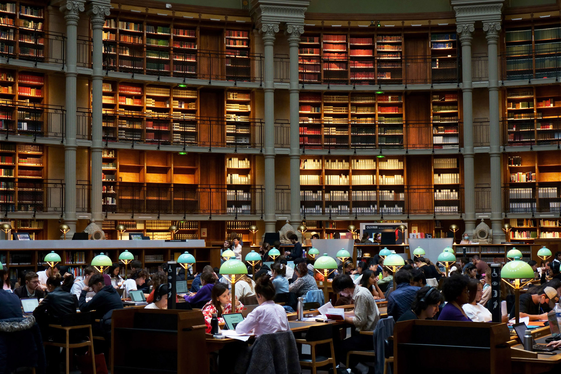 France, Paris, 2022-11-24. Students doing research in the reading room of the Bibliotheque nationale de France (National Library of France) on the Richelieu site (salle Ovale). Photography by Lageat Perroteau / Hans Lucas.France, Paris, 2022-11-24. Des etudiants en pleine recherche dans la salle de lecture de la Bibliotheque nationale de France du site Richelieu (salle Ovale). Photographie par Lageat Perroteau / Hans Lucas.
