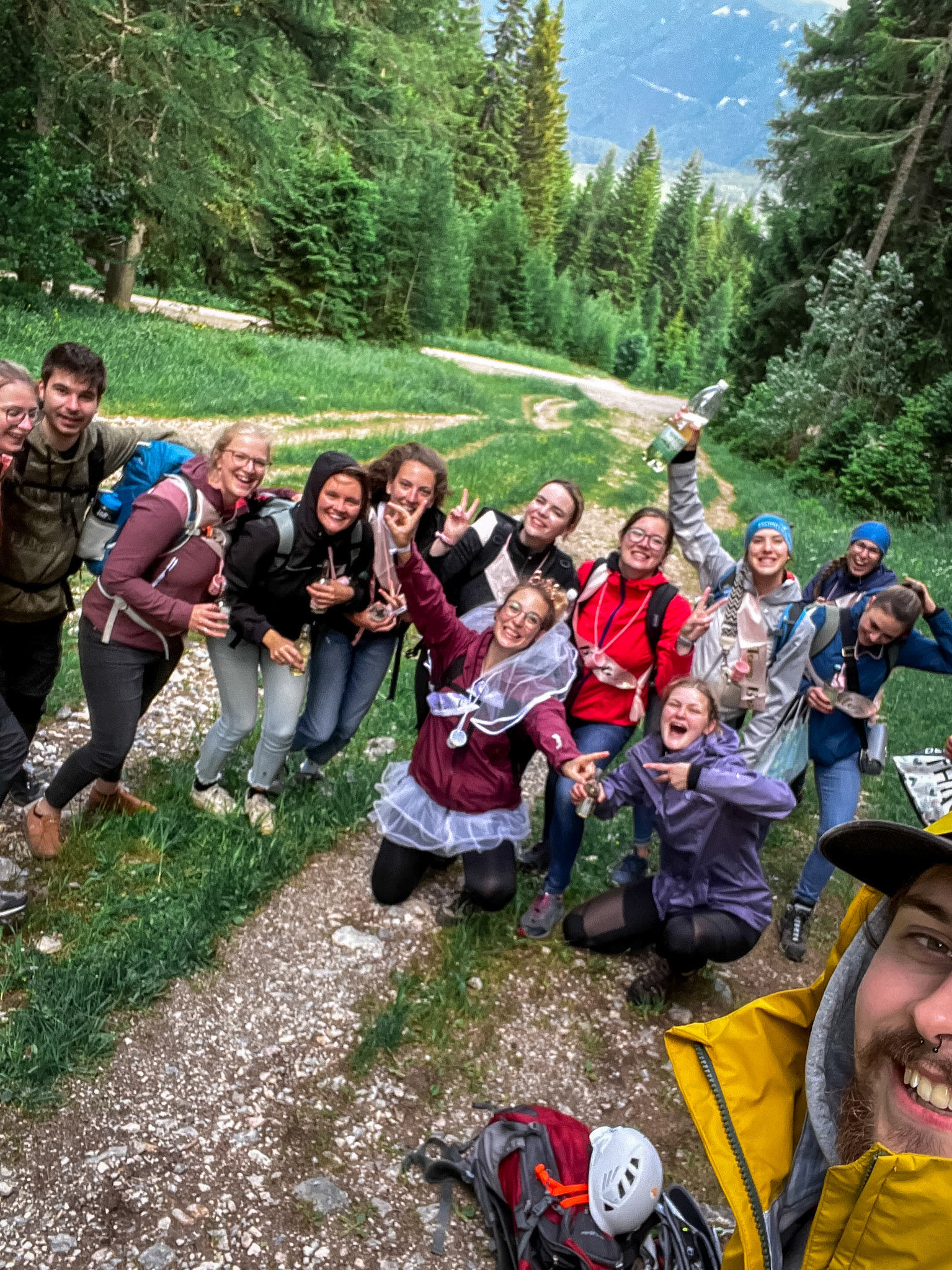 Skupinka německy mluvících, alkoholem posilněných rakušanek, co šly na chatu slavit rozlučku se svobodou
