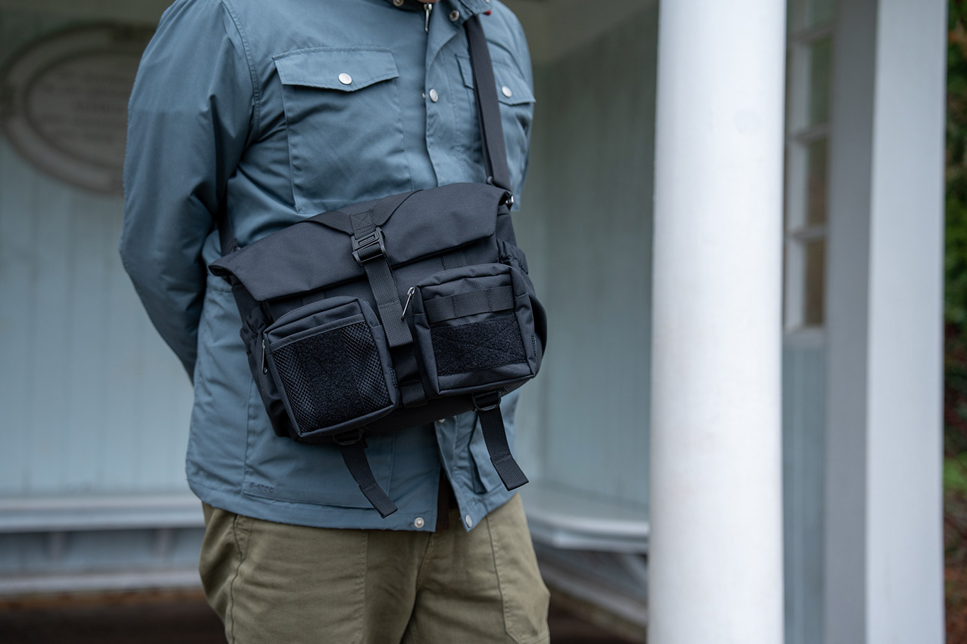 Posing in wintry conditions with the Wotancraft Pilot 7L sling bag