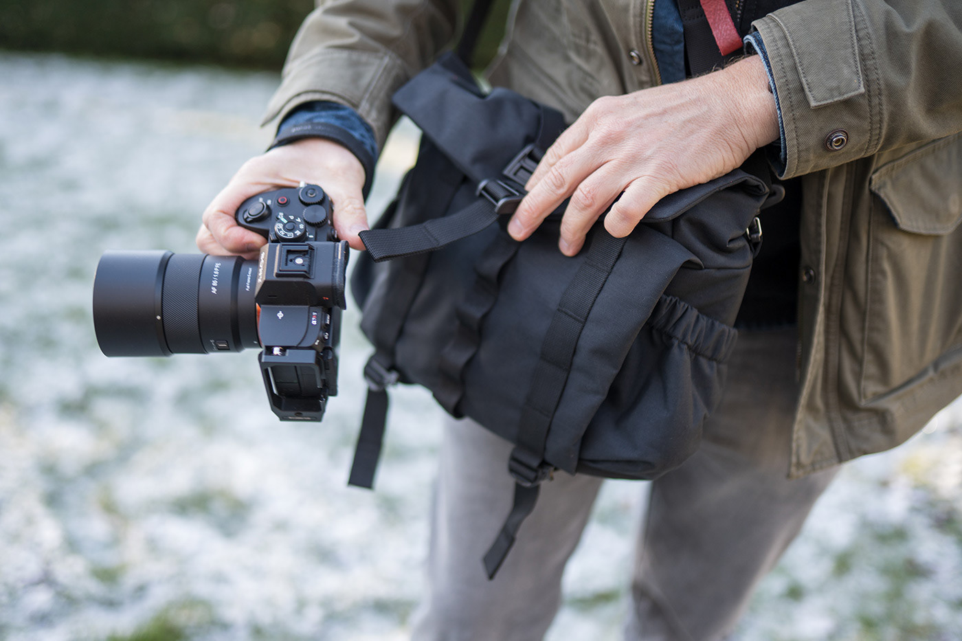 Using the magnetic Fidlock one-handed