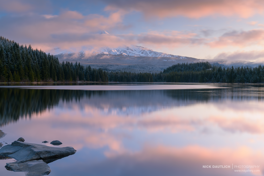 Sunrise colours at lake in Oregon as sun rises over mountain