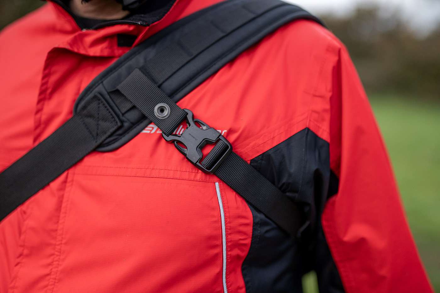 The clever buckle with 3 point harness system for biking