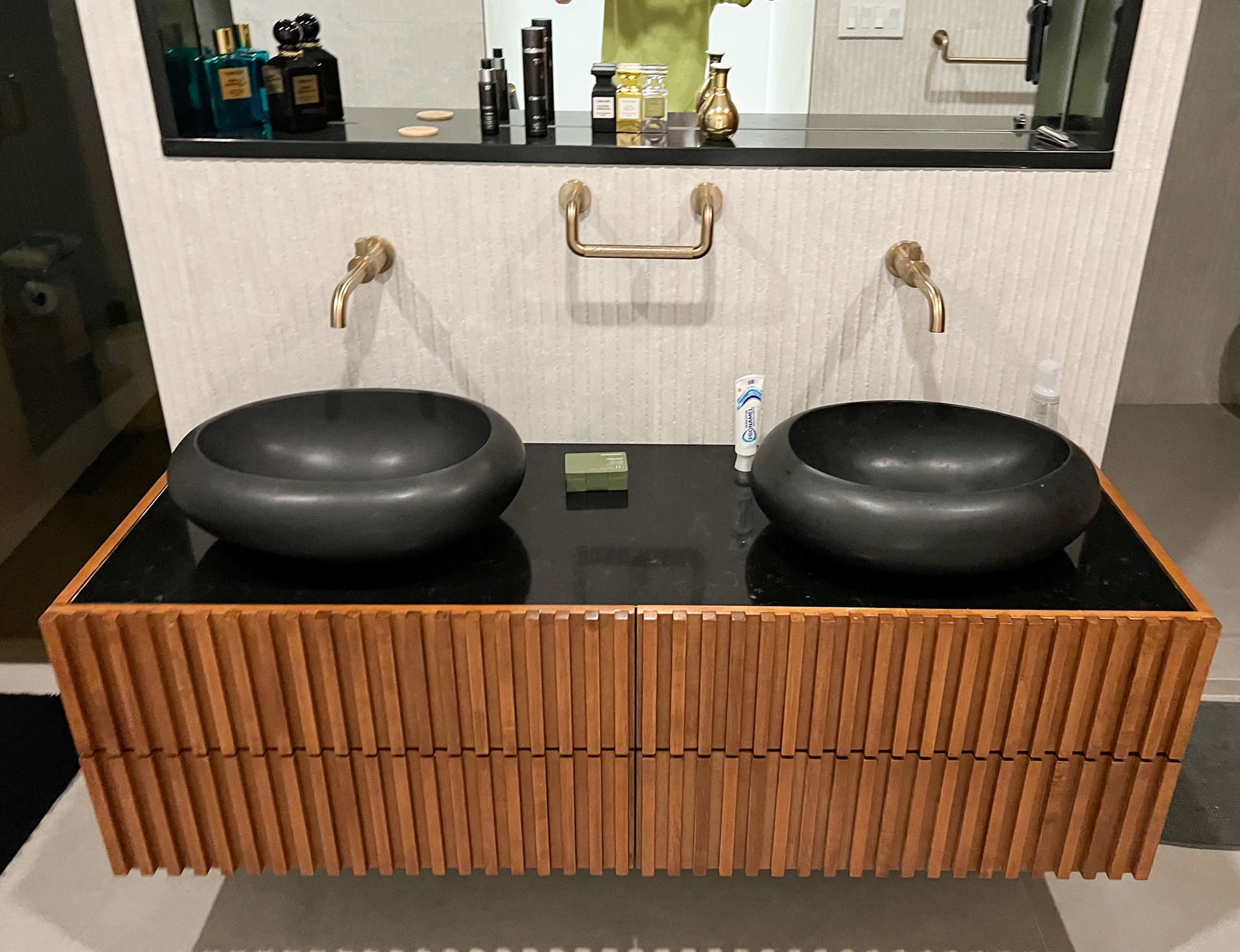 FLOATING VANITY