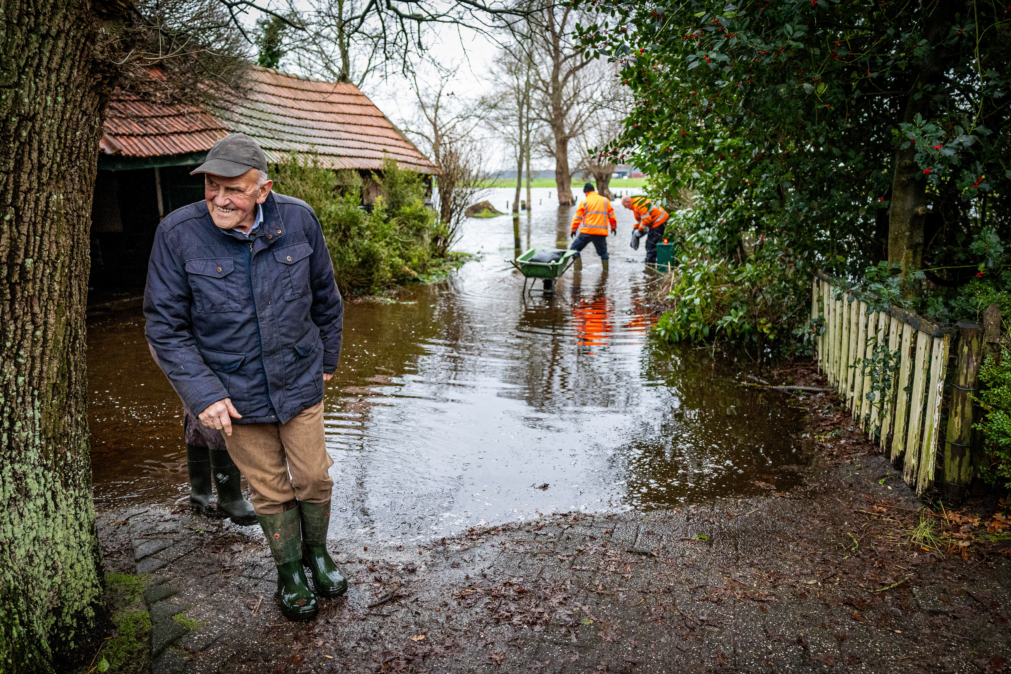Het erf van Anton Lubbers (82) staat door het hoge water onder.