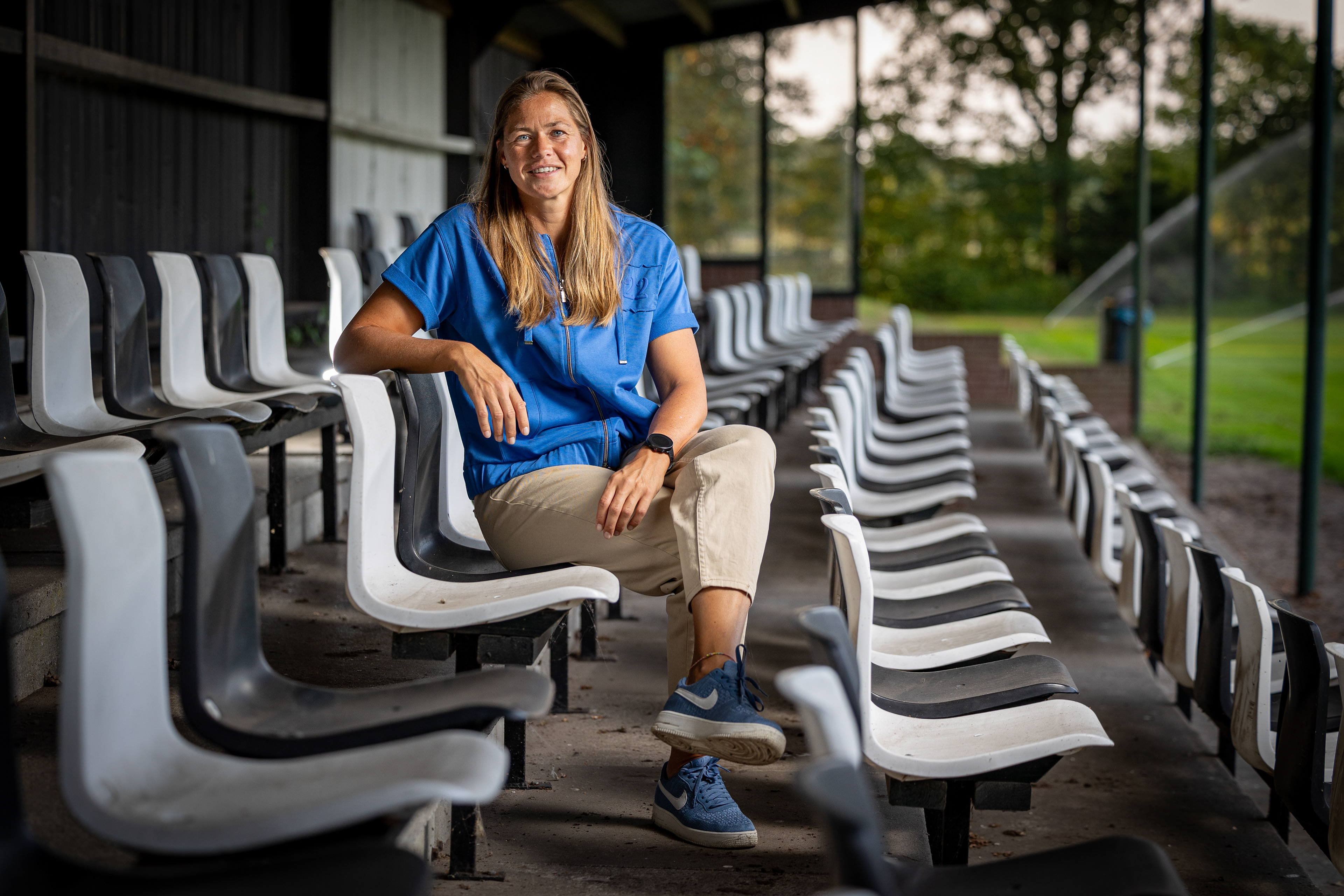Profvoetbaler Anouk Dekker bij haar jeugdclub SVZW
