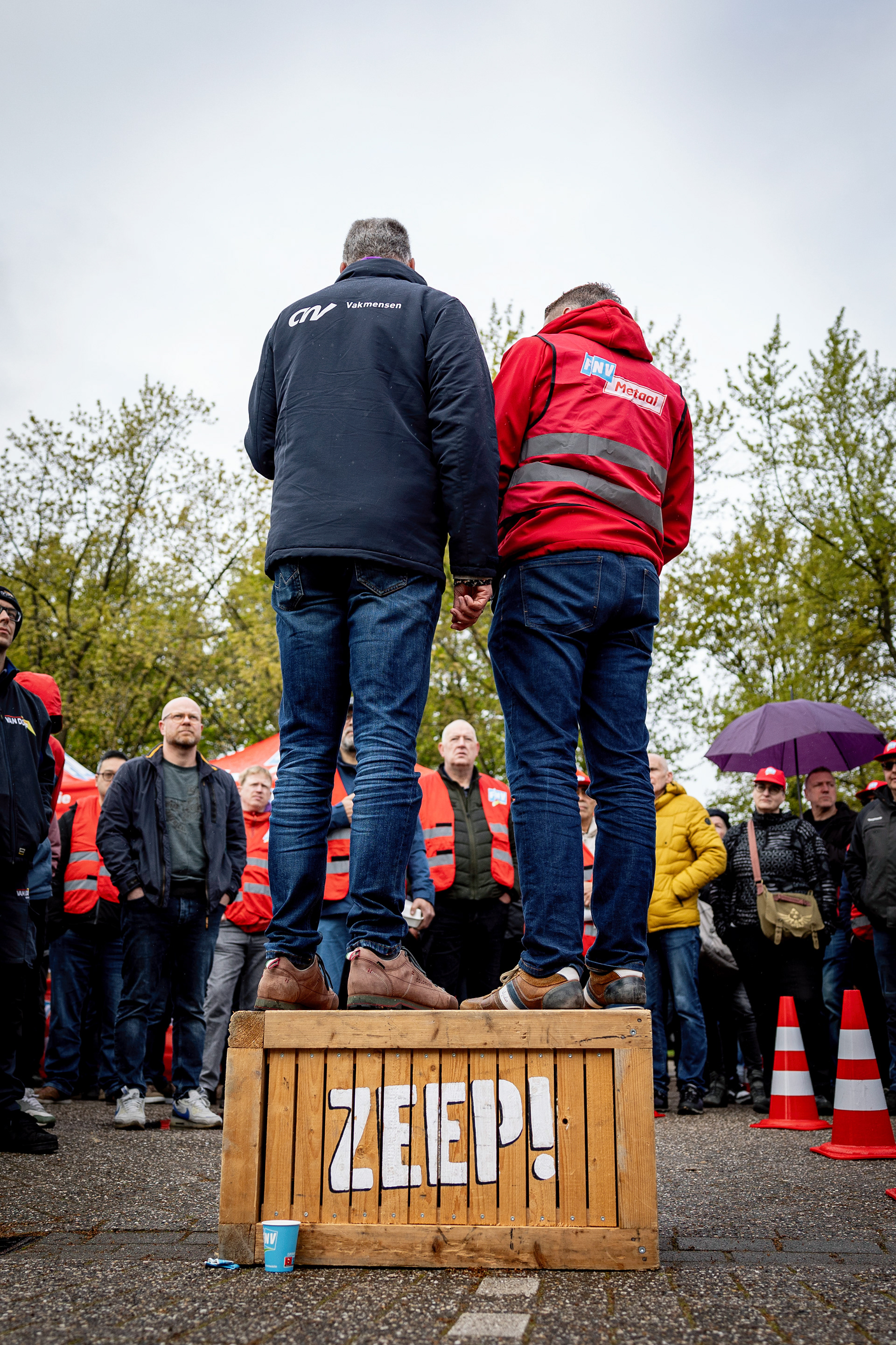 FNV Metaal en CNV staken 'gebroederlijk' in Oldenzaal