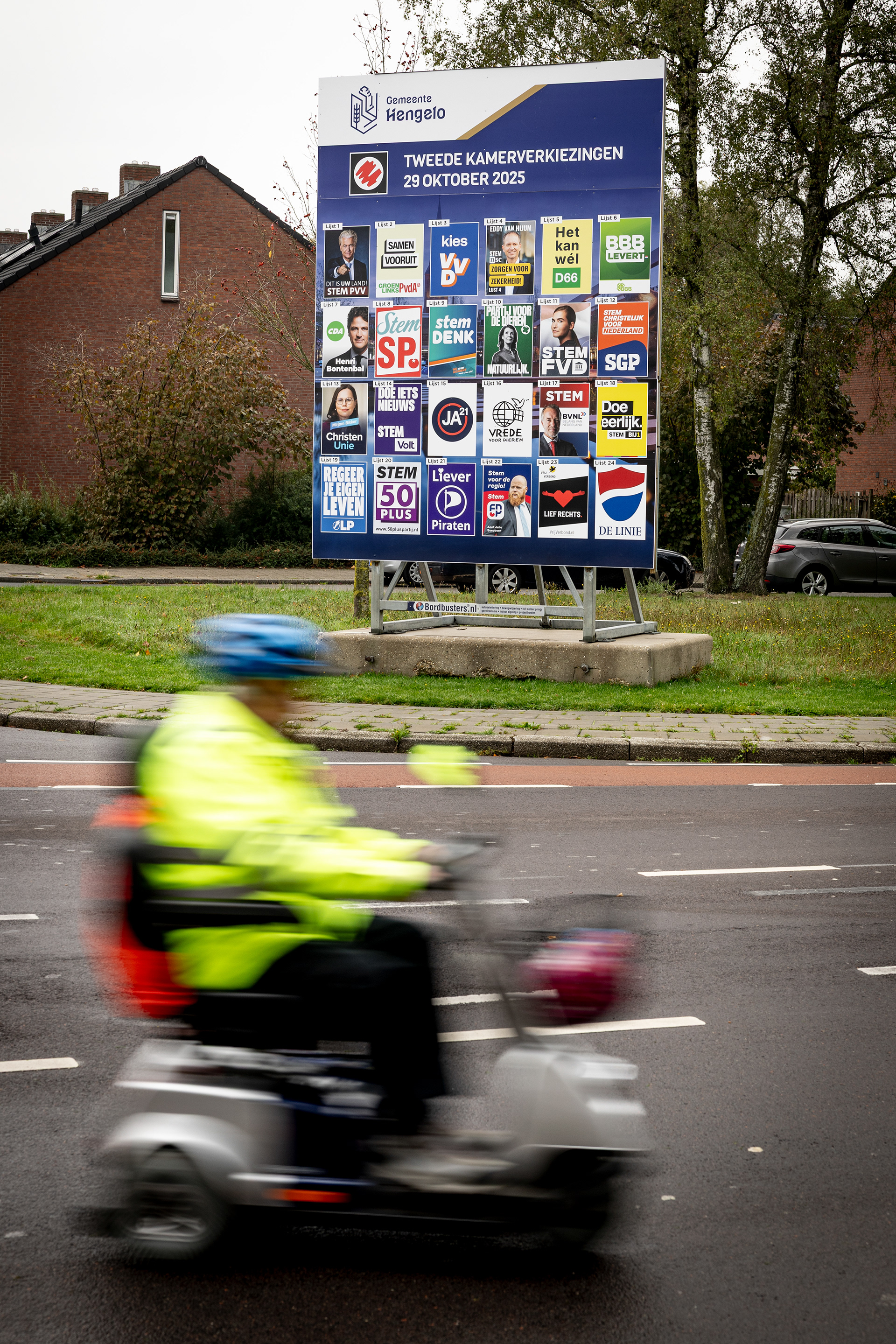 Verkiezingsbord bij Winkelcentrum Groot Driene in Hengelo in aanloop naar de Tweede Kamerverkiezingen 2025