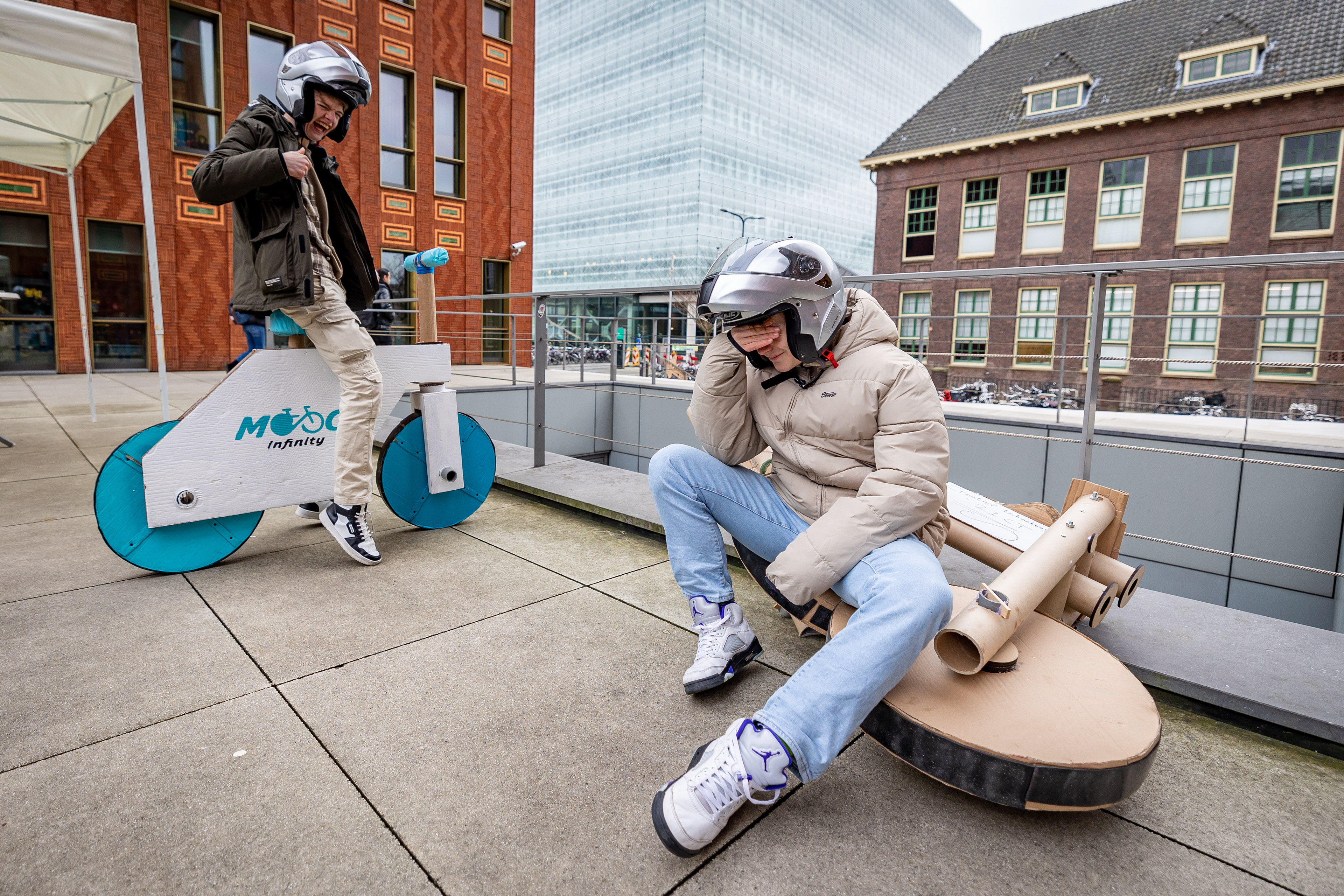 Studenten Saxion testen zelfgebouwde kartonnen fietsen