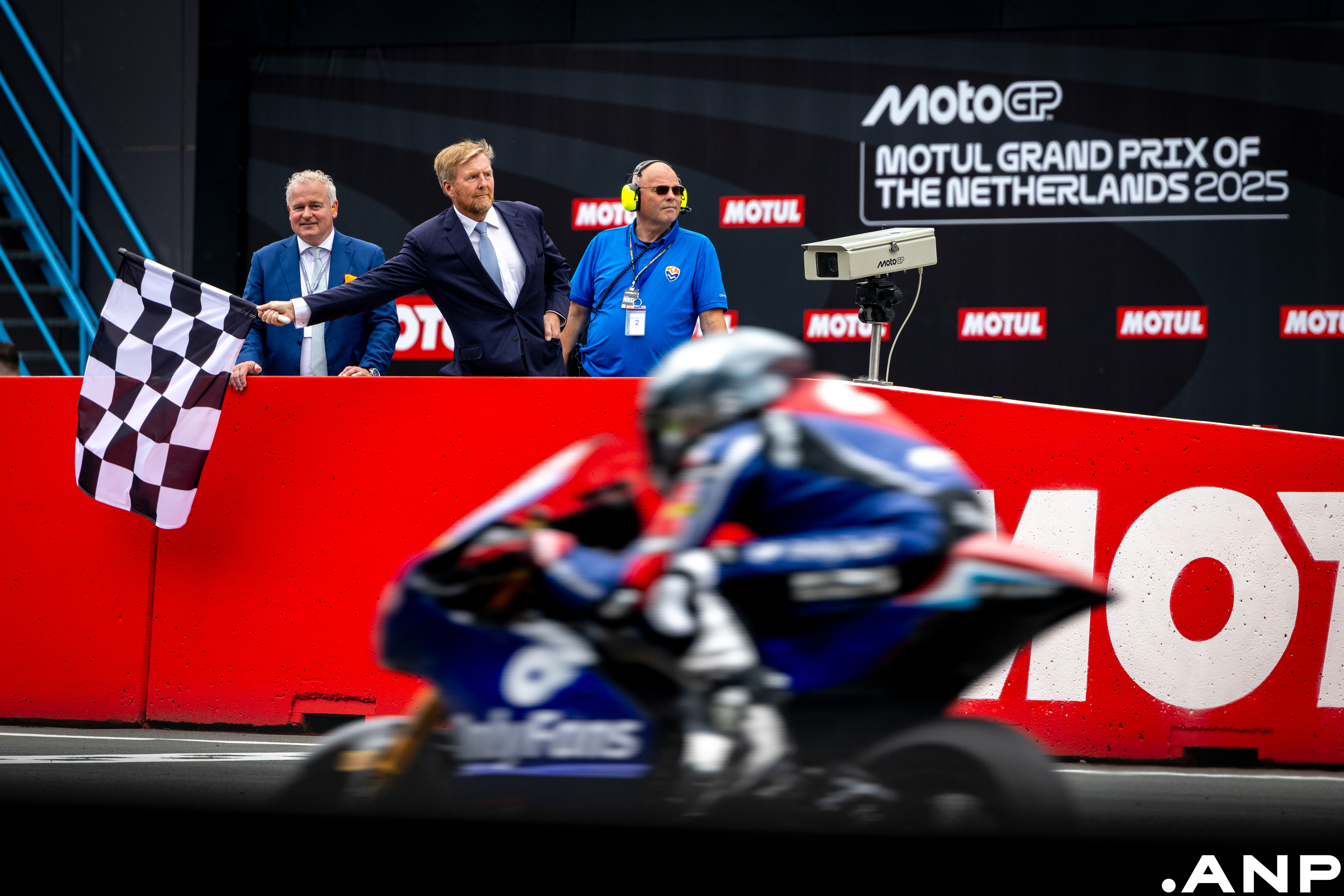 Koning Willem-Alexander vlagt een trainingssessie af in de Moto2-klasse tijdens een bezoek aan het TT-circuit. I.o.v. ANP