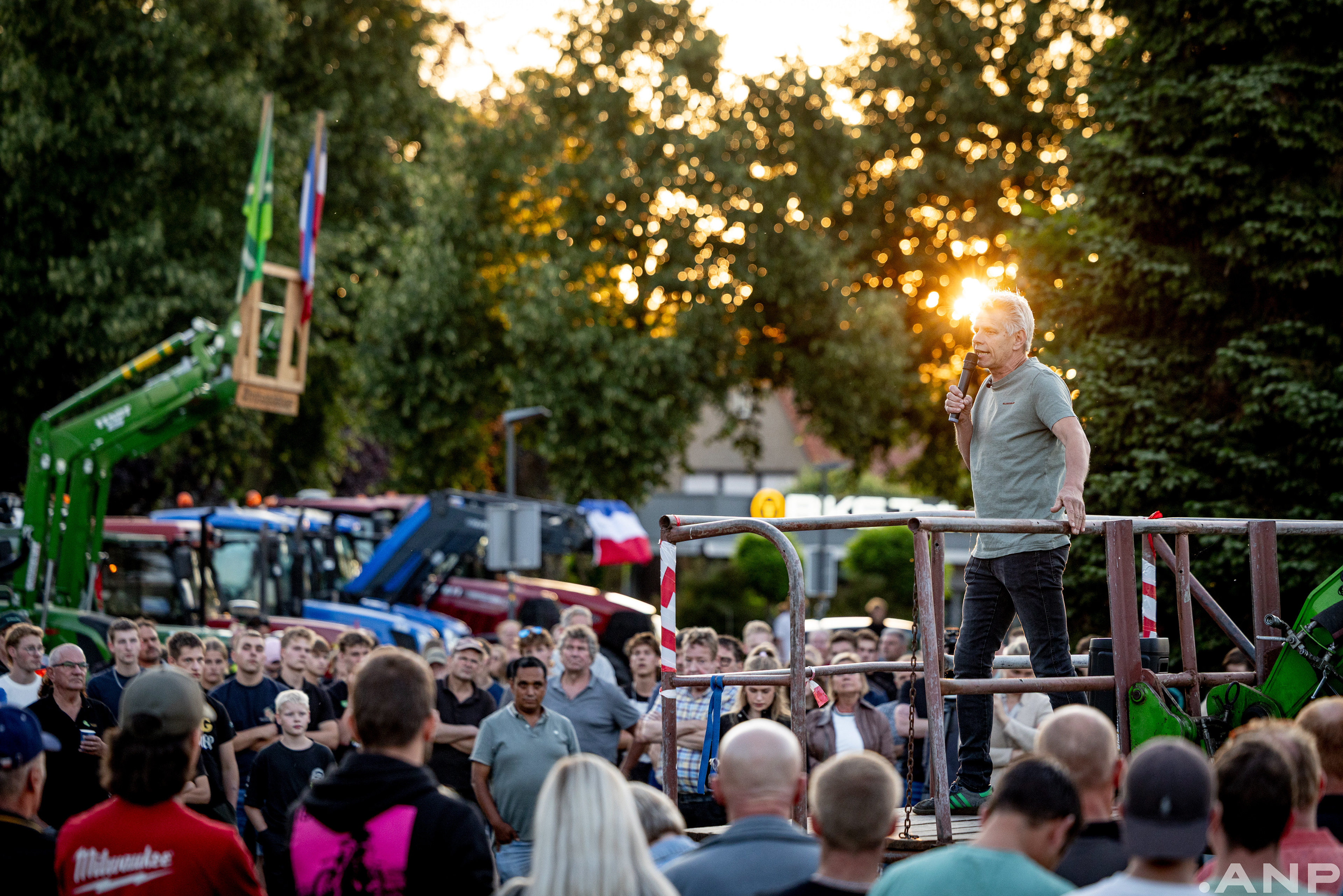 Boeren verzamelen bij het gemeentehuis van Borculo om een brief te overhandigen aan het gemeentebestuur. De actievoerders willen op deze manier hun zorgen uiten over de aangekondigde stikstofregels van het kabinet. I.o.v. ANP Foto