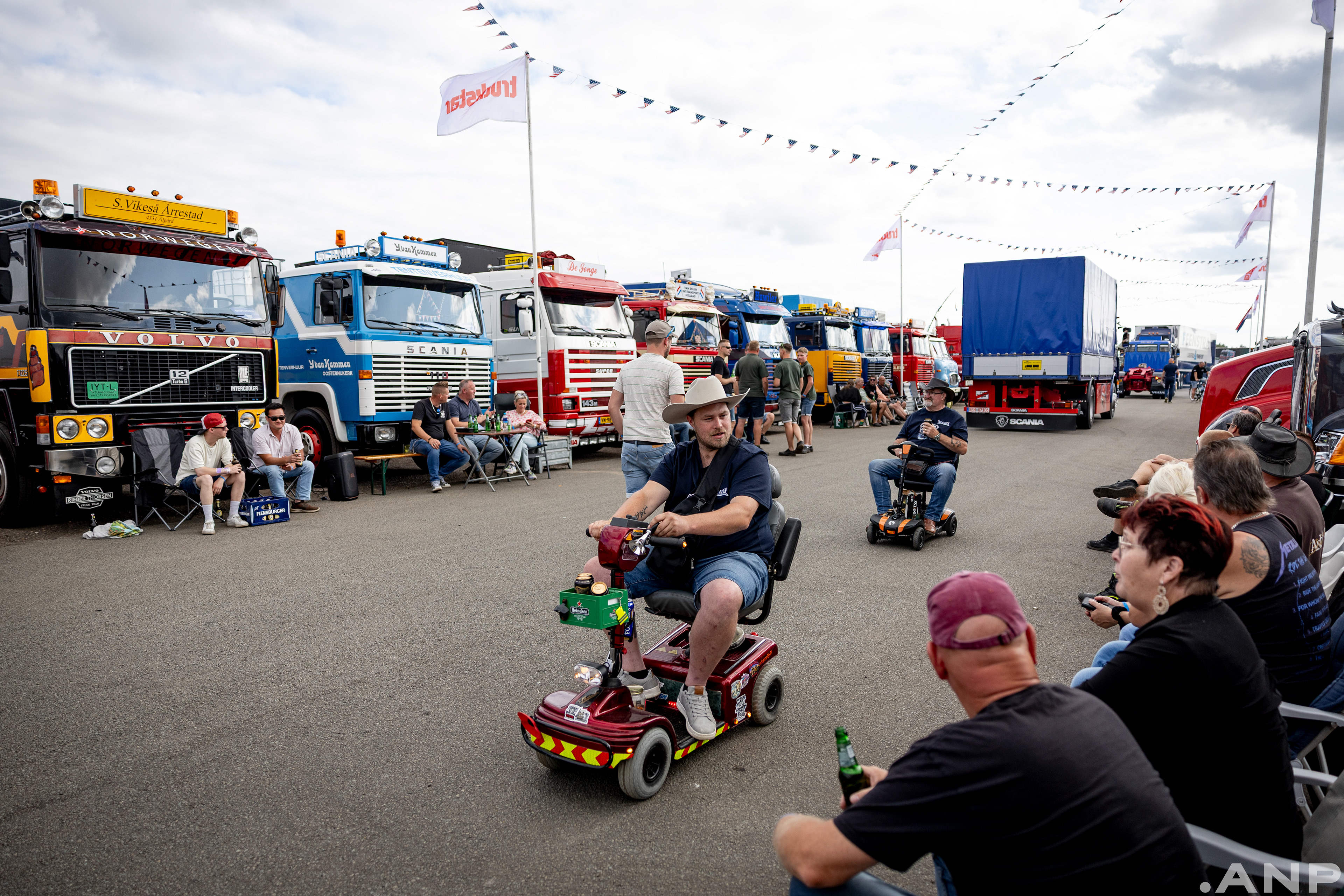 Truckspotters bekijken vrachtwagens voorafgaand aan het jaarlijkse Truckstar Festival op het TT Circuit in Assen. Het festival trekt jaarlijks ruim 2.300 vrachtwagens en zo'n 57.000 bezoekers. I.o.v. ANP Foto