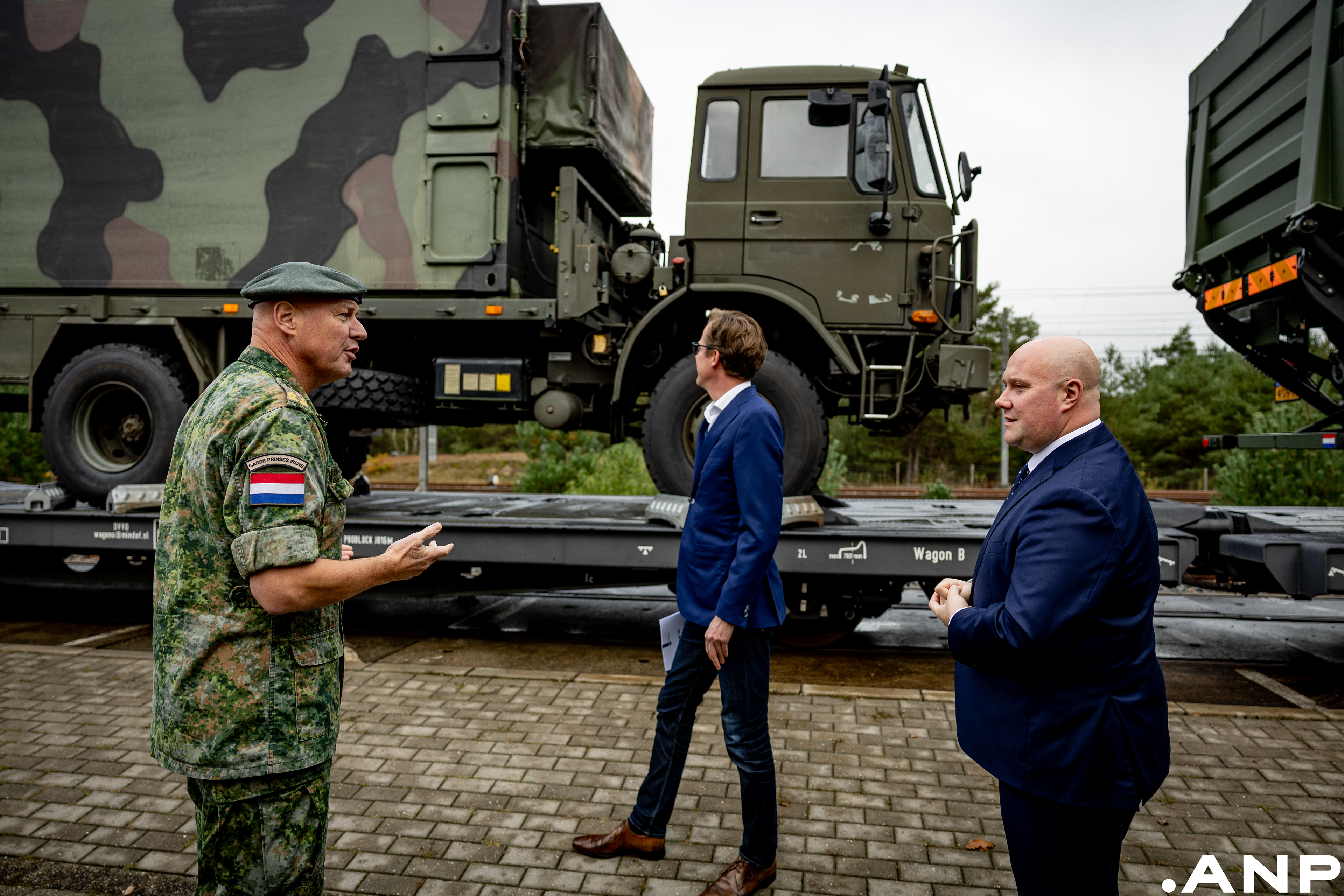 Staatssecretaris Thierry Aartsen (Openbaar Vervoer en Milieu) bij de overhandiging van de ‘impactanalyse Weerbaarheid en Militaire Mobiliteit van het Nederlandse spoor’. I.o.v. ANP Foto