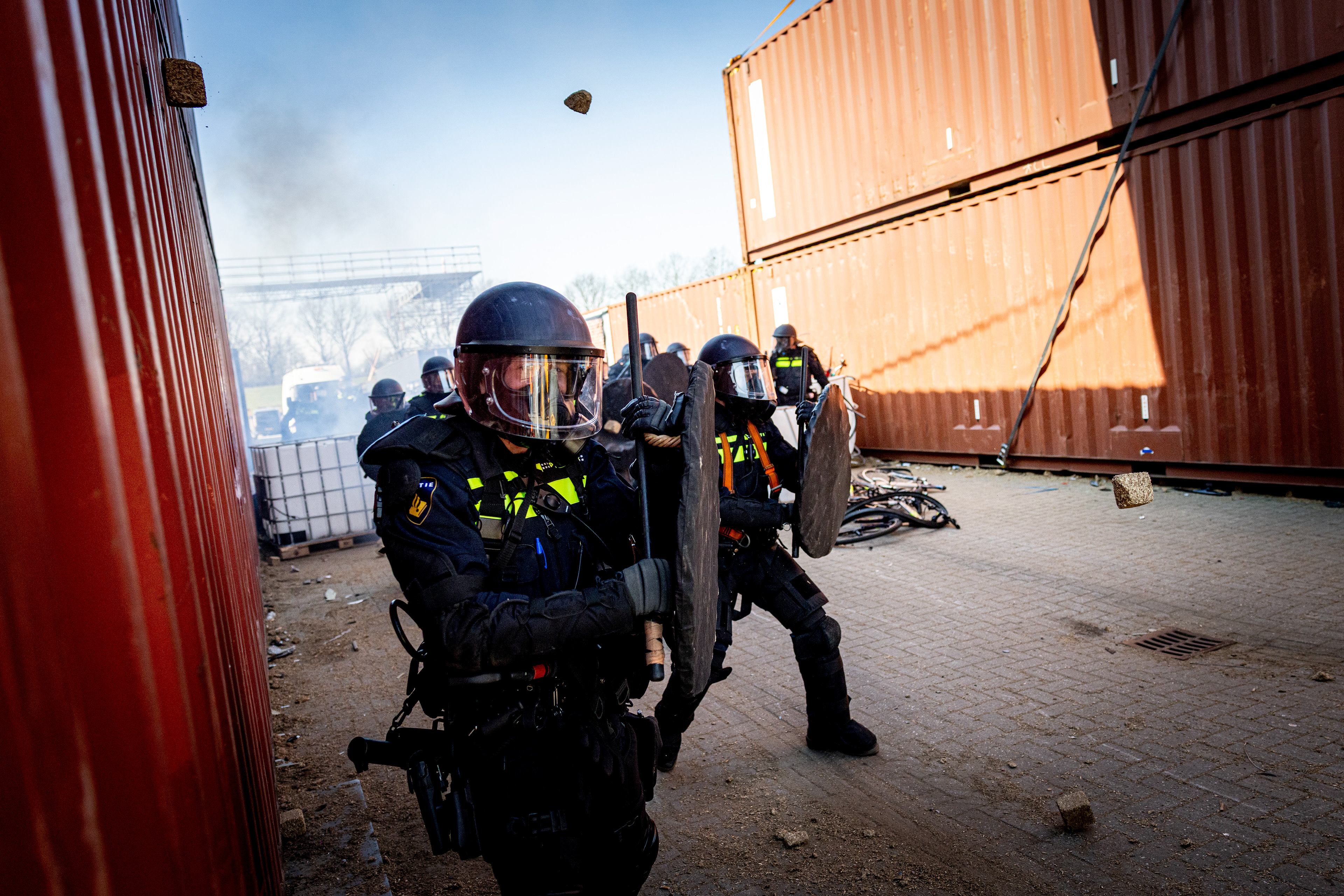 De Mobiele Eenheid (ME) oefent op een festivalterrein in Biddinghuizen ter voorbereiding op de NAVO-top deze zomer. I.o.v. NRC