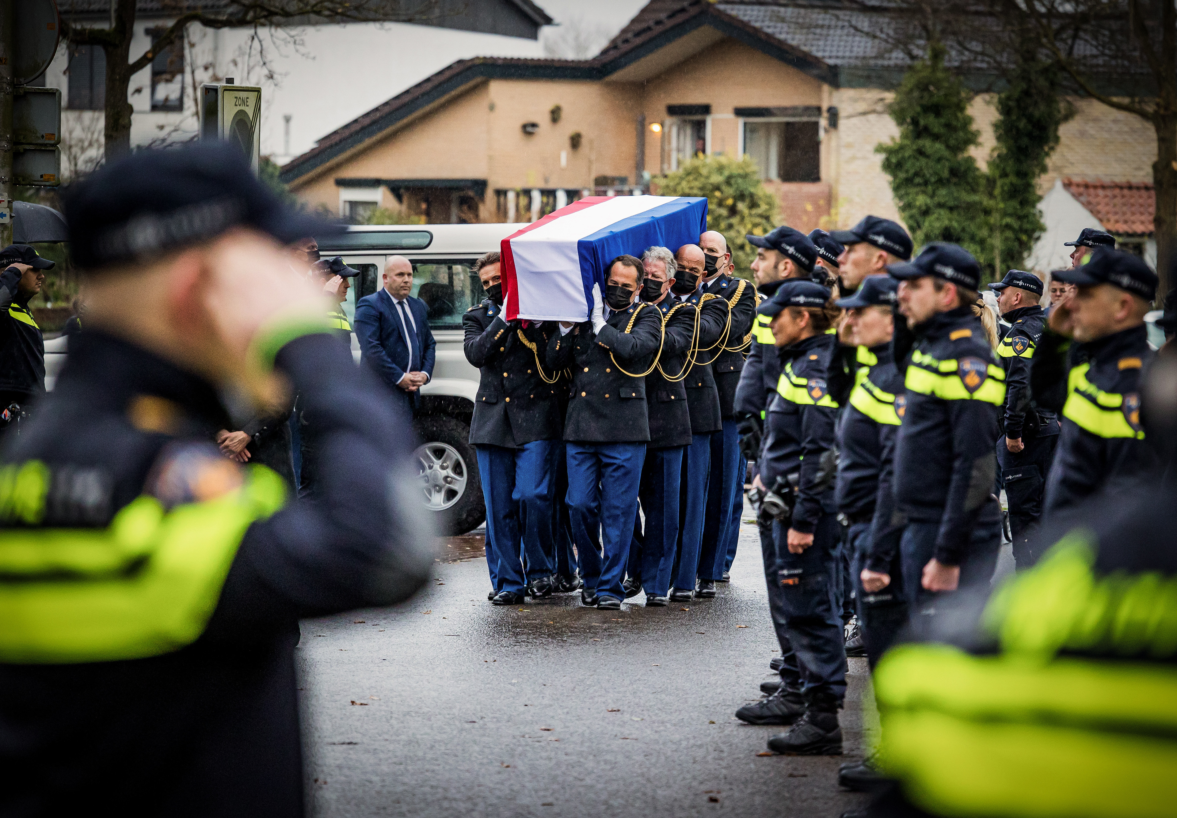 Agenten vormen een erehaag voor overleden collega