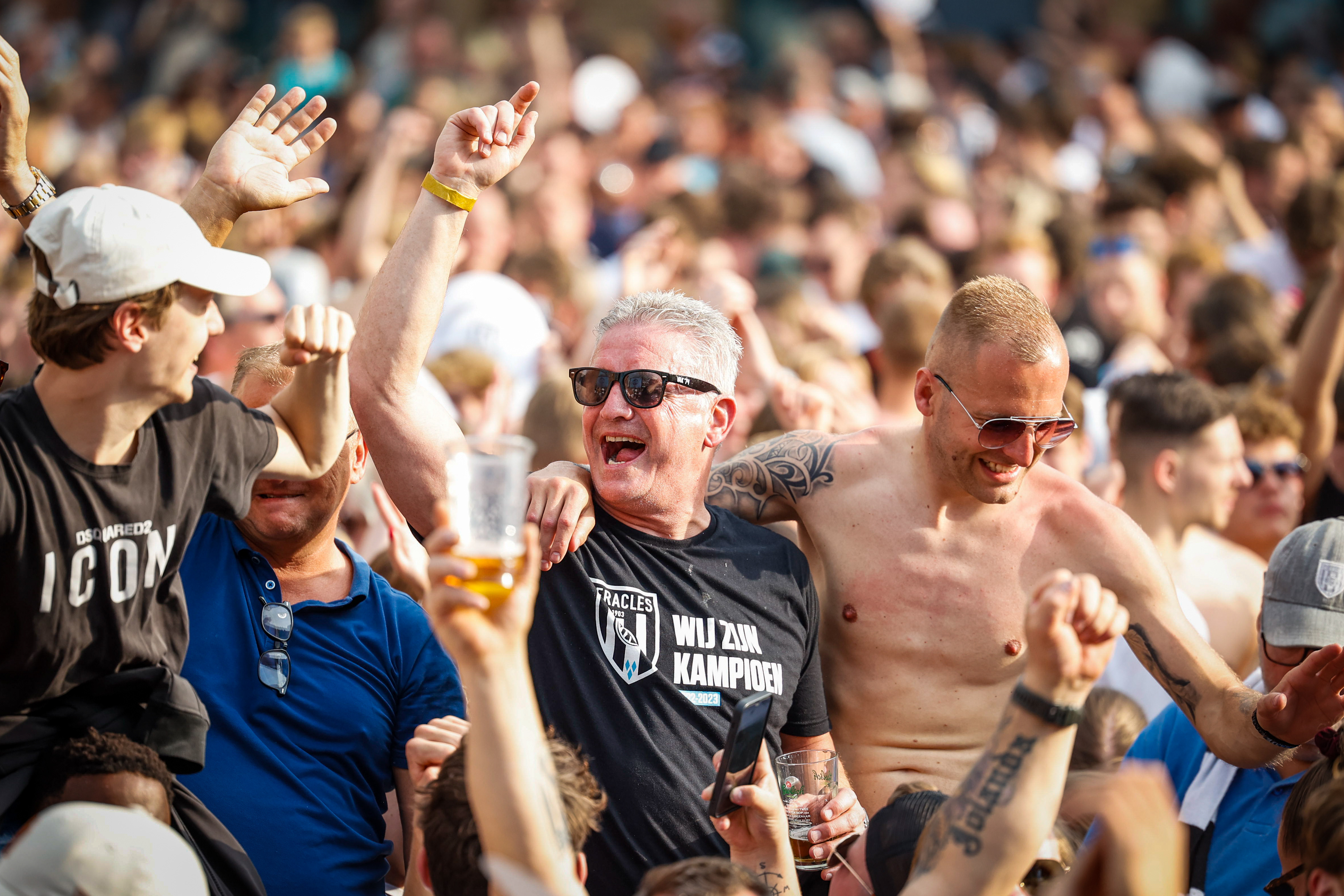 Heracles trainer John Lammers viert kampioenschap tussen supporters