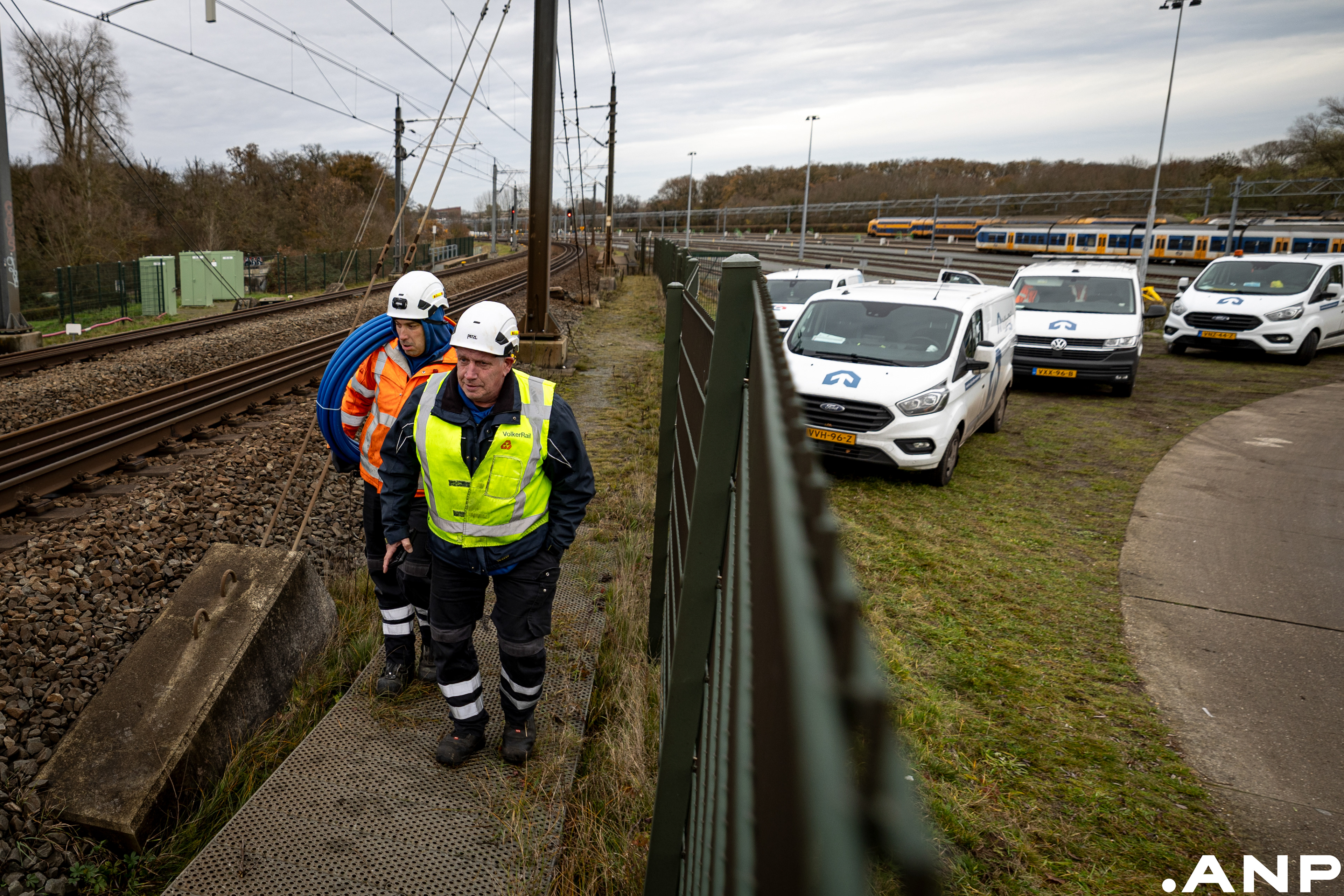 Herstelwerkzaamheden bij de Hanzeboog nabij station Zwolle. De trajecten Lelystad-Zwolle en Amersfoort-Zwolle lagen grotendeels van de dag plat, nadat daar veel schade aan het spoor was ontstaan door een poging tot koperdiefstal. I.o.v. ANP Foto