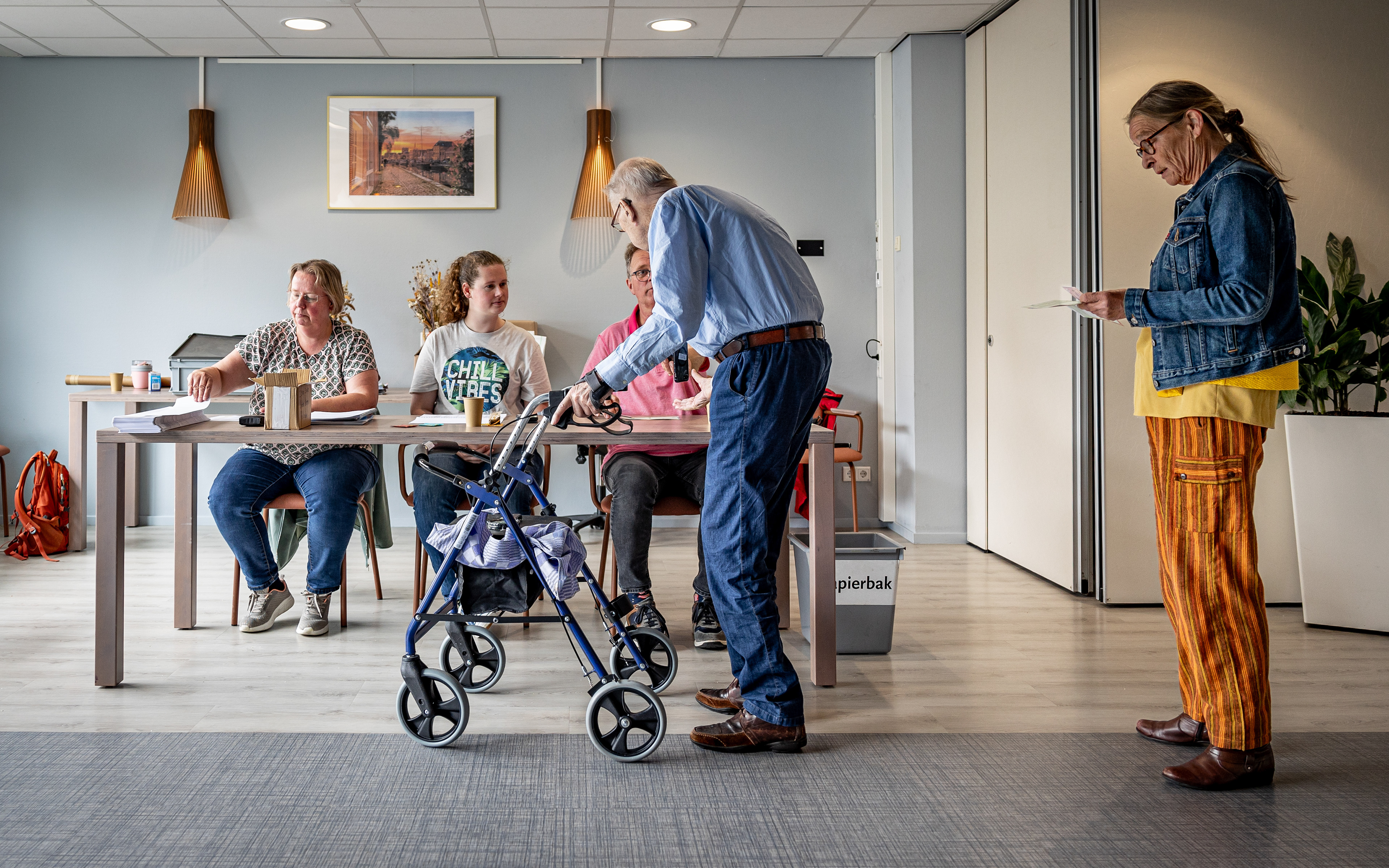 Stemmen voor de Europese Verkiezingen 2024 in woonzorgcentrum De Nieuwe Haven in Zwolle.