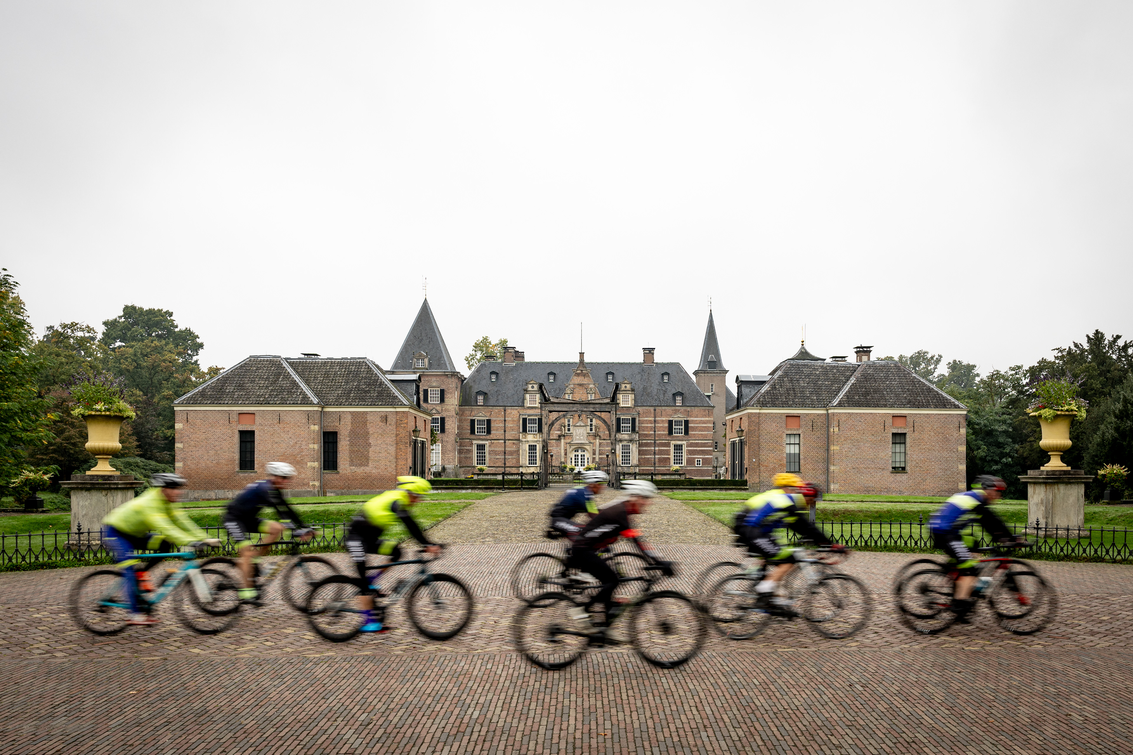 Wielrenners bij kasteel Landgoed Twickel