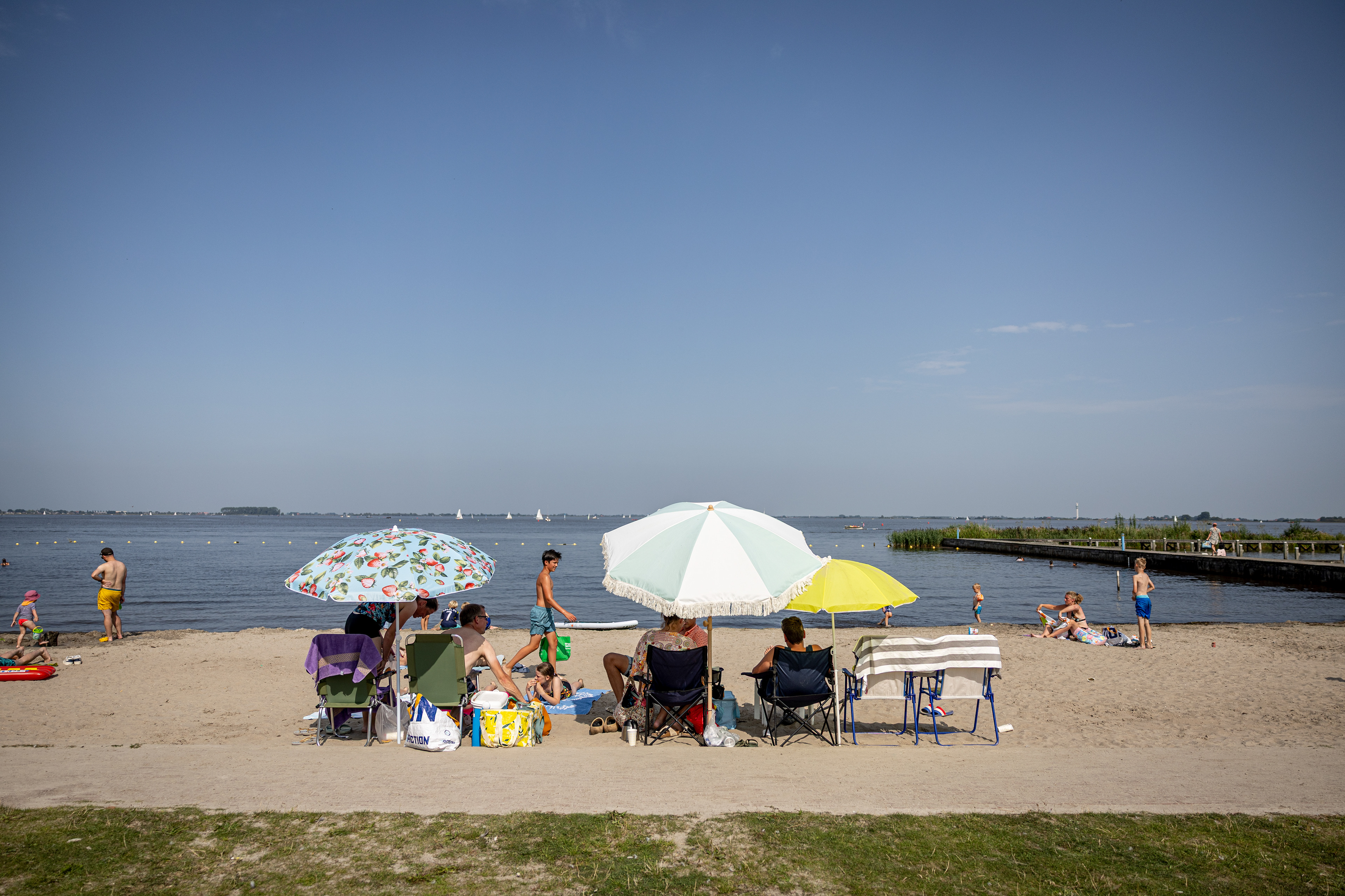 De Nederlandse waterkwaliteit neemt dit jaar af – maar Friese zwemmers laten zich niet weerhouden door poep of blauwalg. I.o.v. NRC