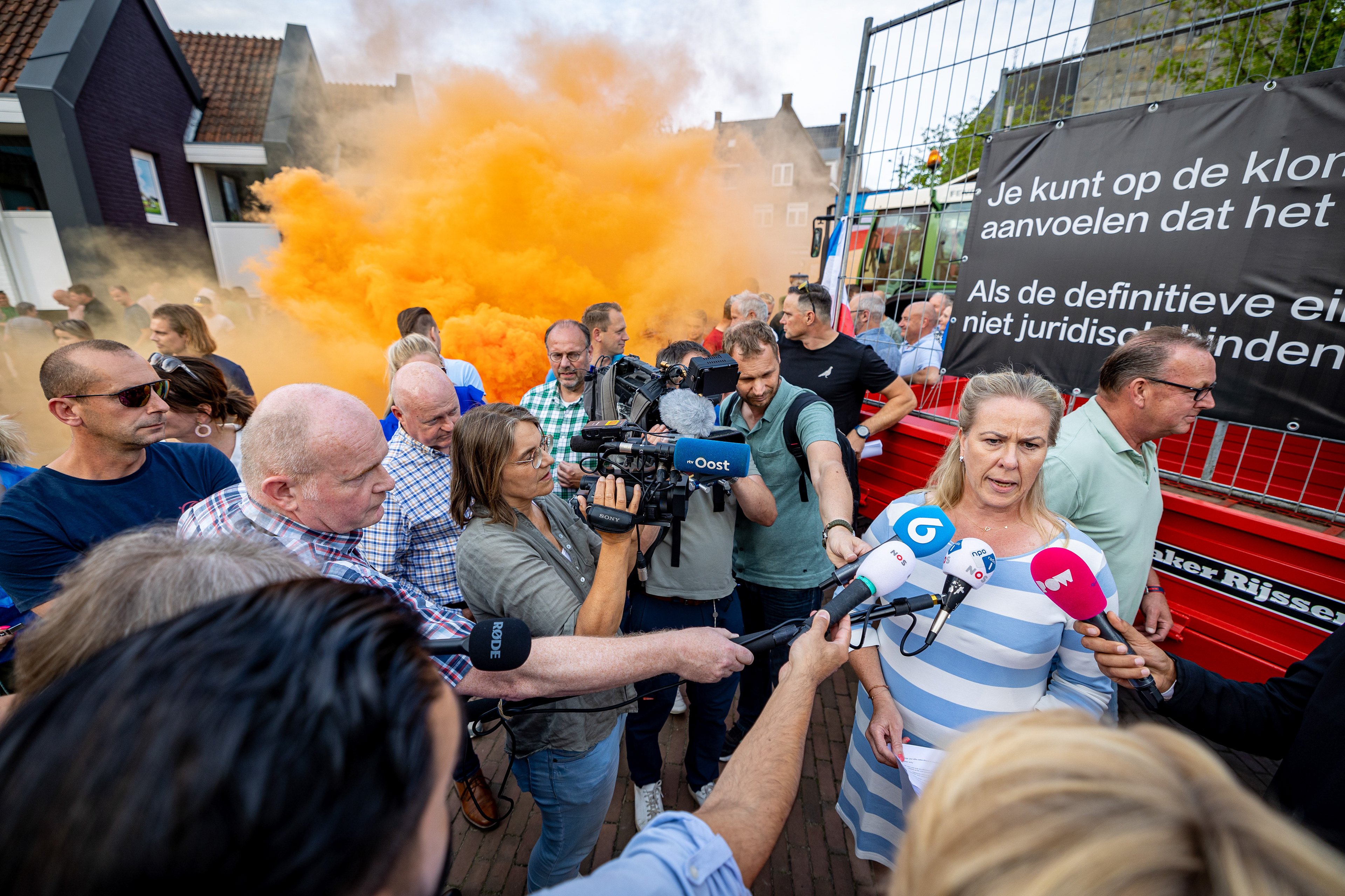Hennie de Haan bij protest AZC Albergen