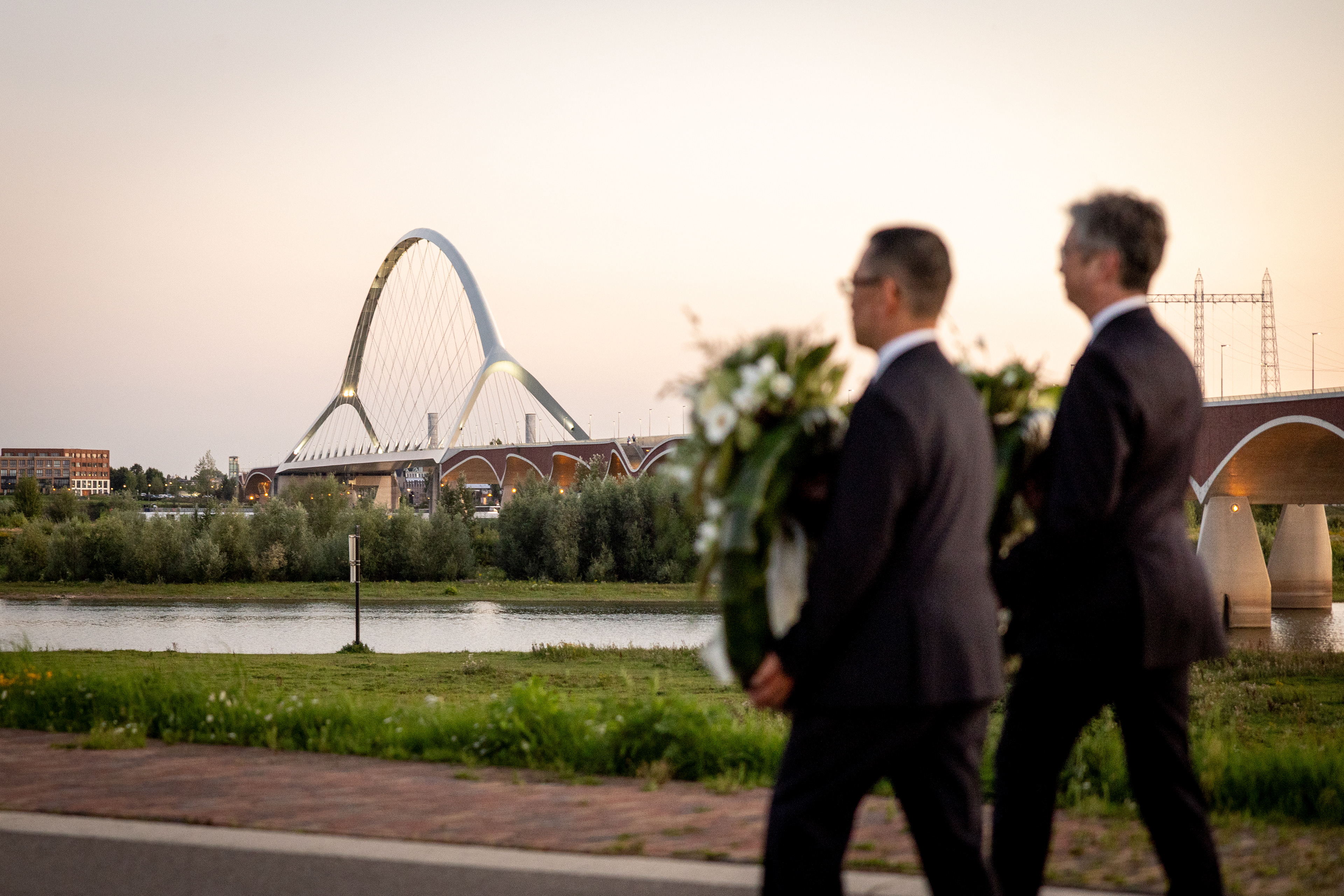 In Nijmegen worden slachtoffers van de atoombomaanval op Nagasaki van tachtig jaar geleden herdacht, in combinatie met de Sunset March een dagelijkse herdenkingsmars voor 48 gesneuvelde geallieerden. I.o.v. NRC