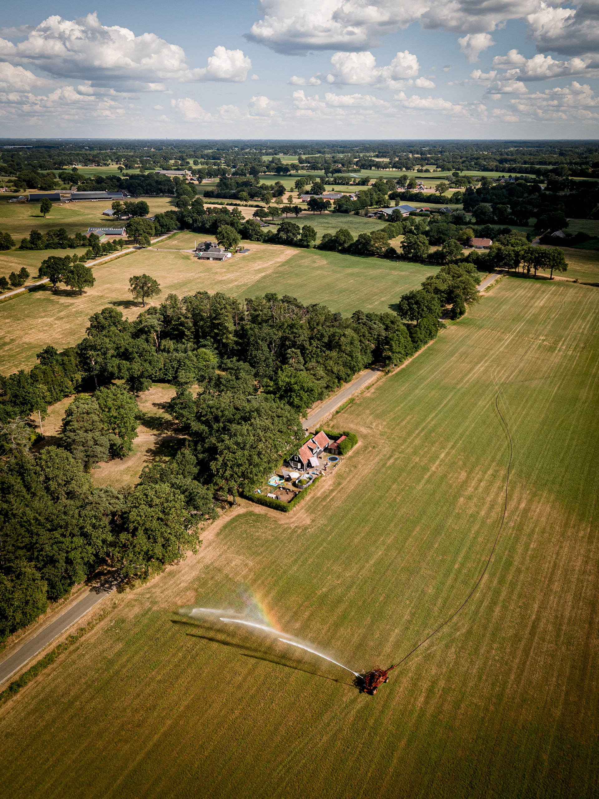 Een boer besproeit zijn land met een beregeningsinstallatie in het buitengebied van Wierden vanwege de aanhoudende droogte.