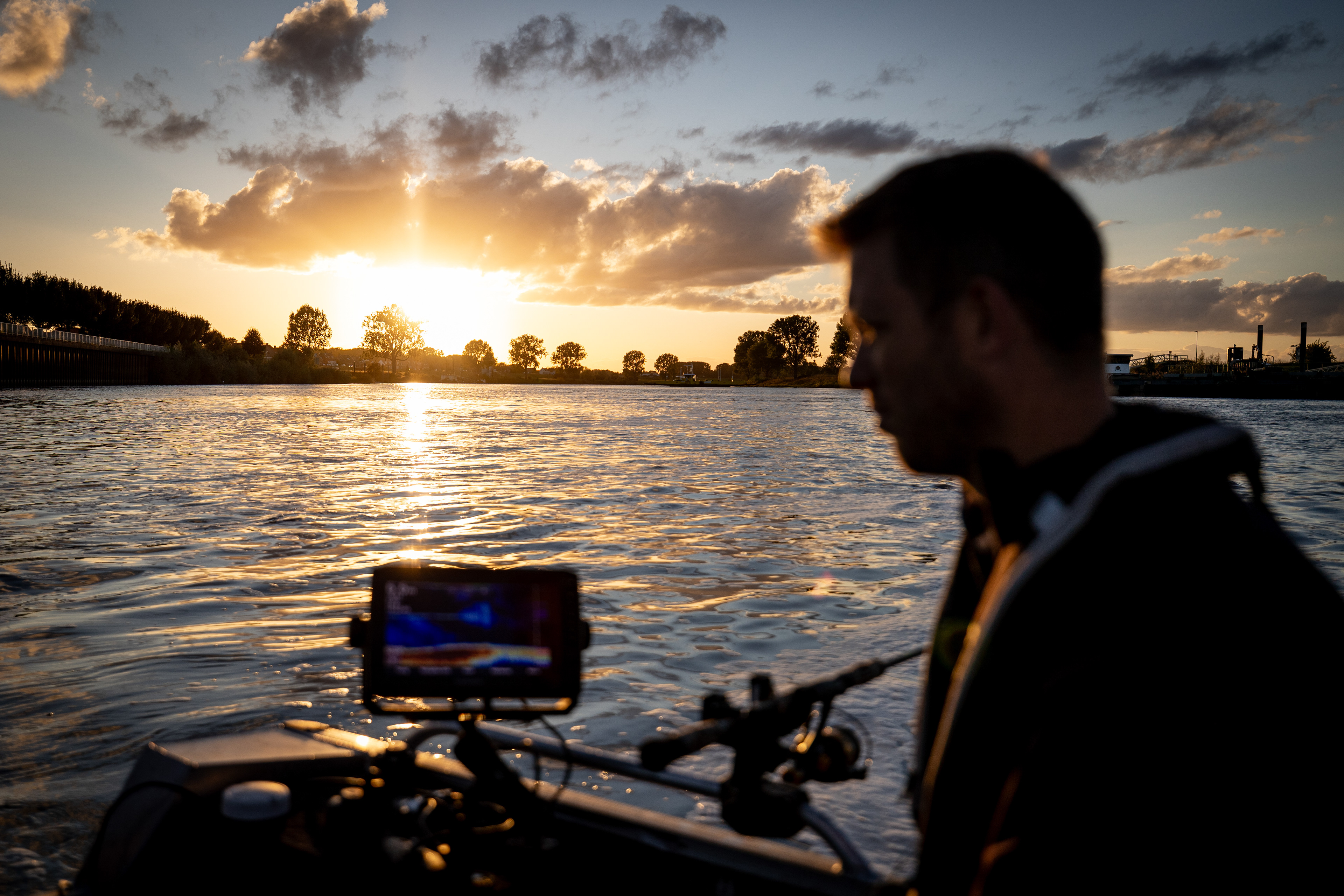 Sportvissers proberen meervallen te vangen voor studie Wageningen Marine Research