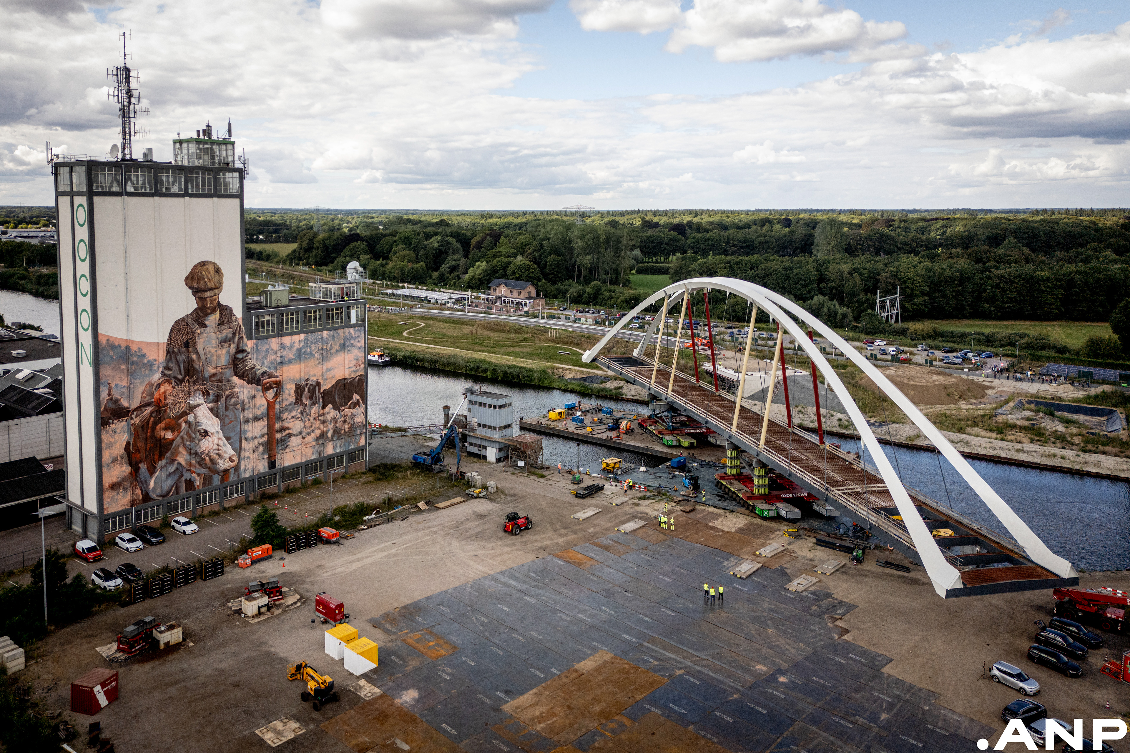 De Nettelhorsterbrug wordt over het Twentekanaal naar zijn plek gevaren. Twee eerder geplande momenten om de brug in te varen, werden geschrapt om slecht weer. Bijna anderhalf jaar geleden kwamen twee bouwvakkers die aan de brug werkten om het leven door een ongeval. I.o.v. ANP Foto