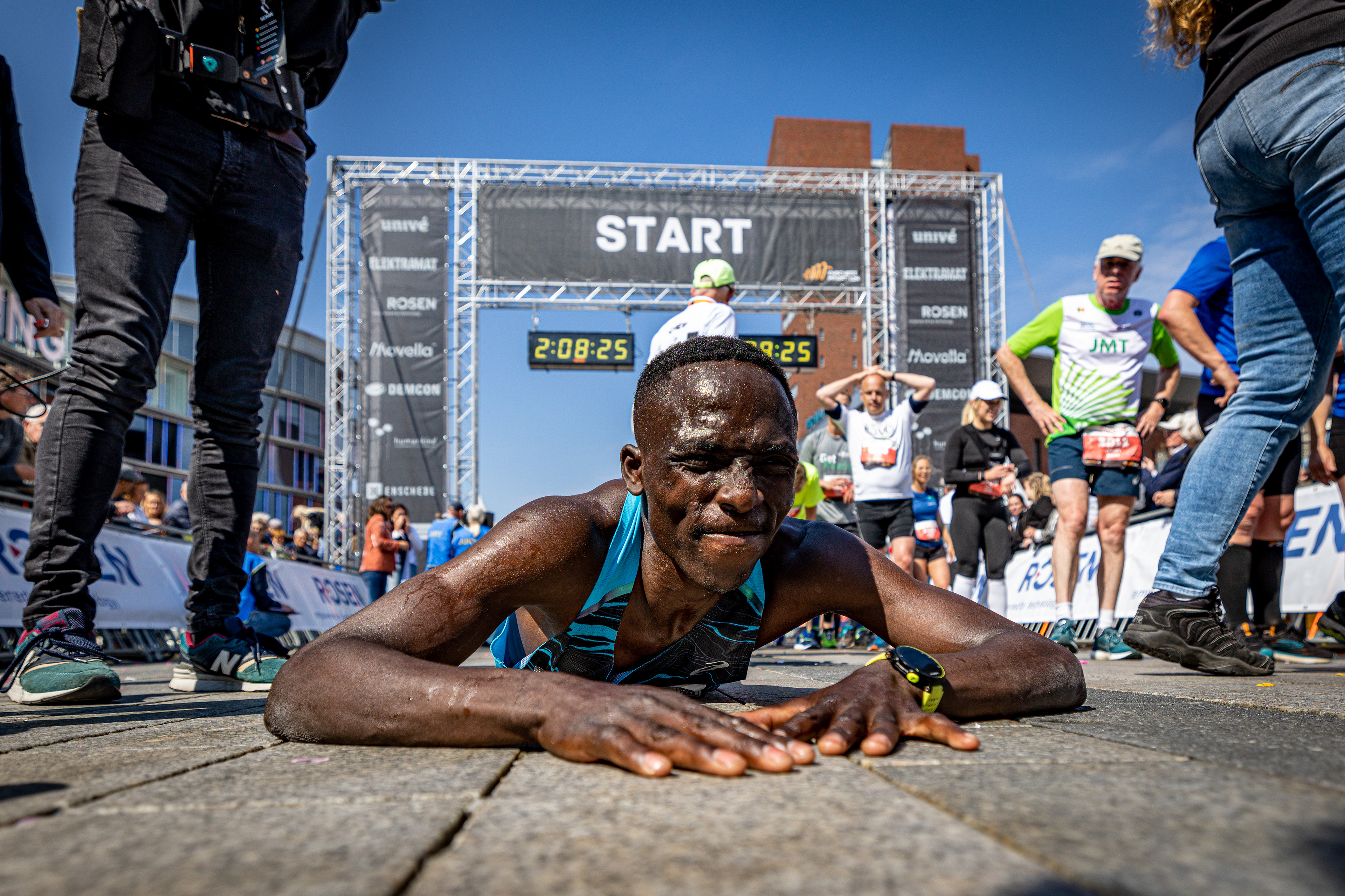 Enock Onchari vlak na de finish van de Enschede Marathon 2022