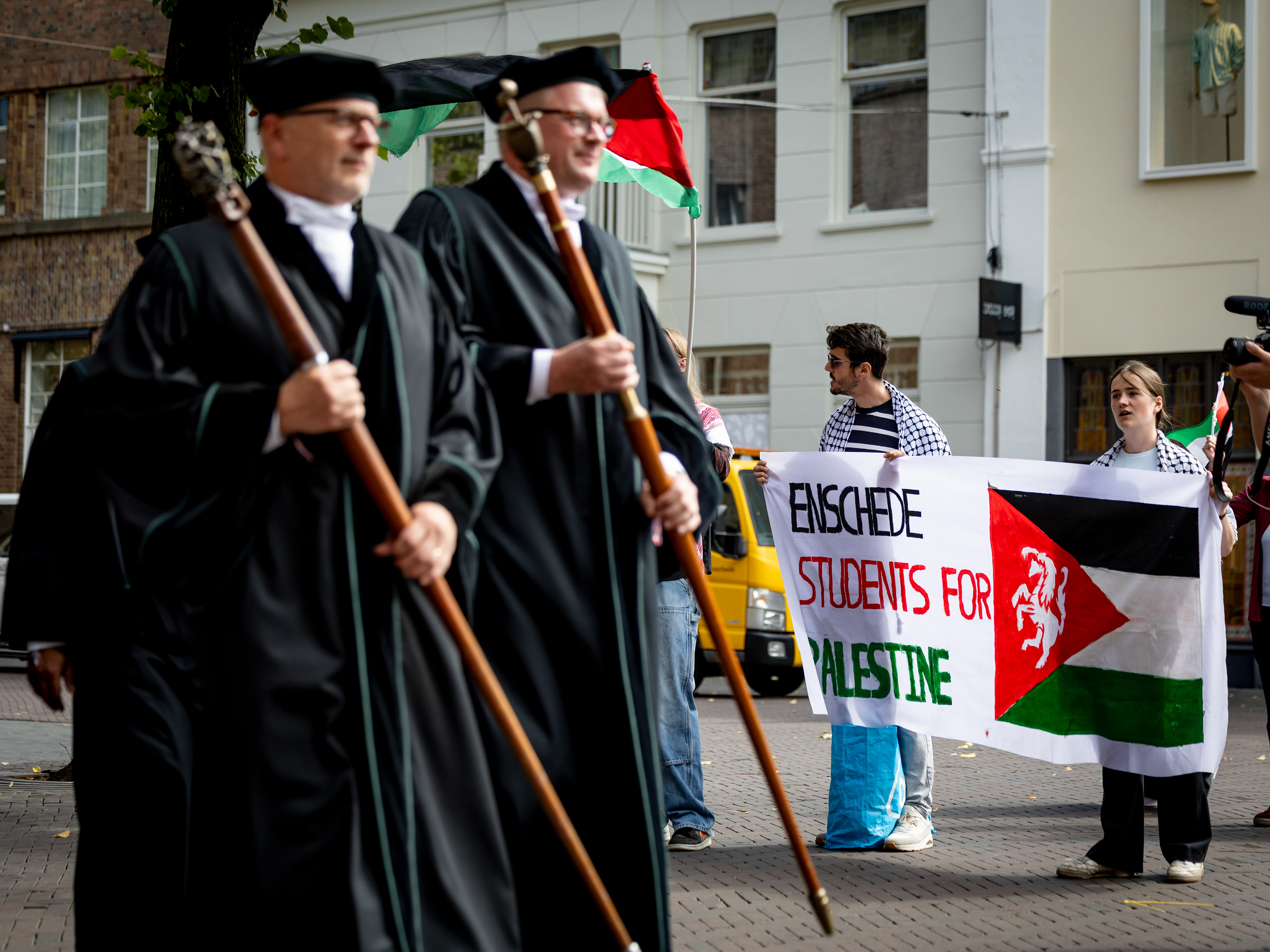 De Universiteit Twente en Hogeschool Saxion openen in het Wilminktheater samen het nieuwe collegejaar. Hoofdspreker is demissionair minister-president Dick Schoof, voorafgaand en tijdens de opening protest tegen zijn komst. I.o.v. Tubantia
