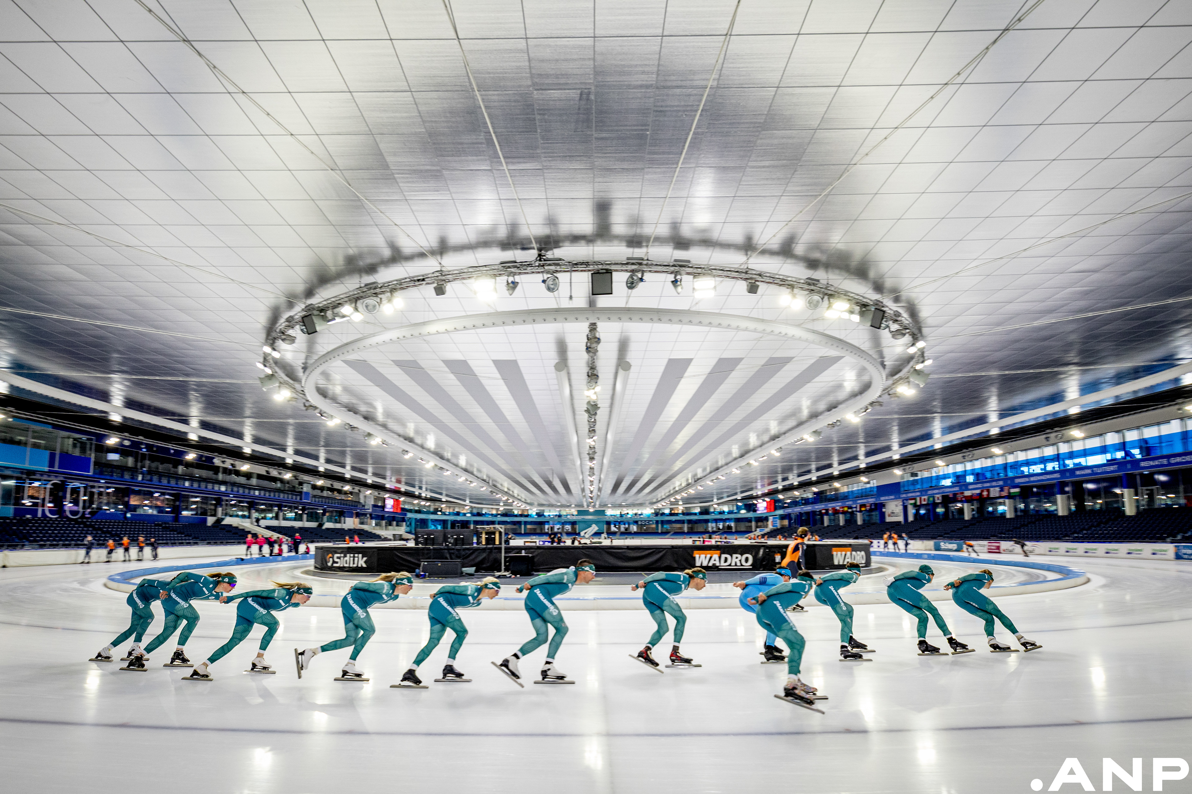 Training in Thialf, tijdens de presentatie van schaatsteam Albert Heijn Zaanlander. De schaatsers bereiden zich voor op het olympische seizoen. I.o.v. ANP Foto