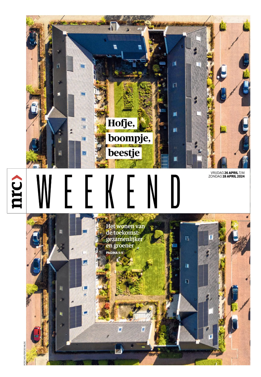 Voorpagina NRC Weekend: In Zwolle staat het eerste Knarrenhof, inmiddels zijn er negen van deze hofjes voor ouderen klaar.