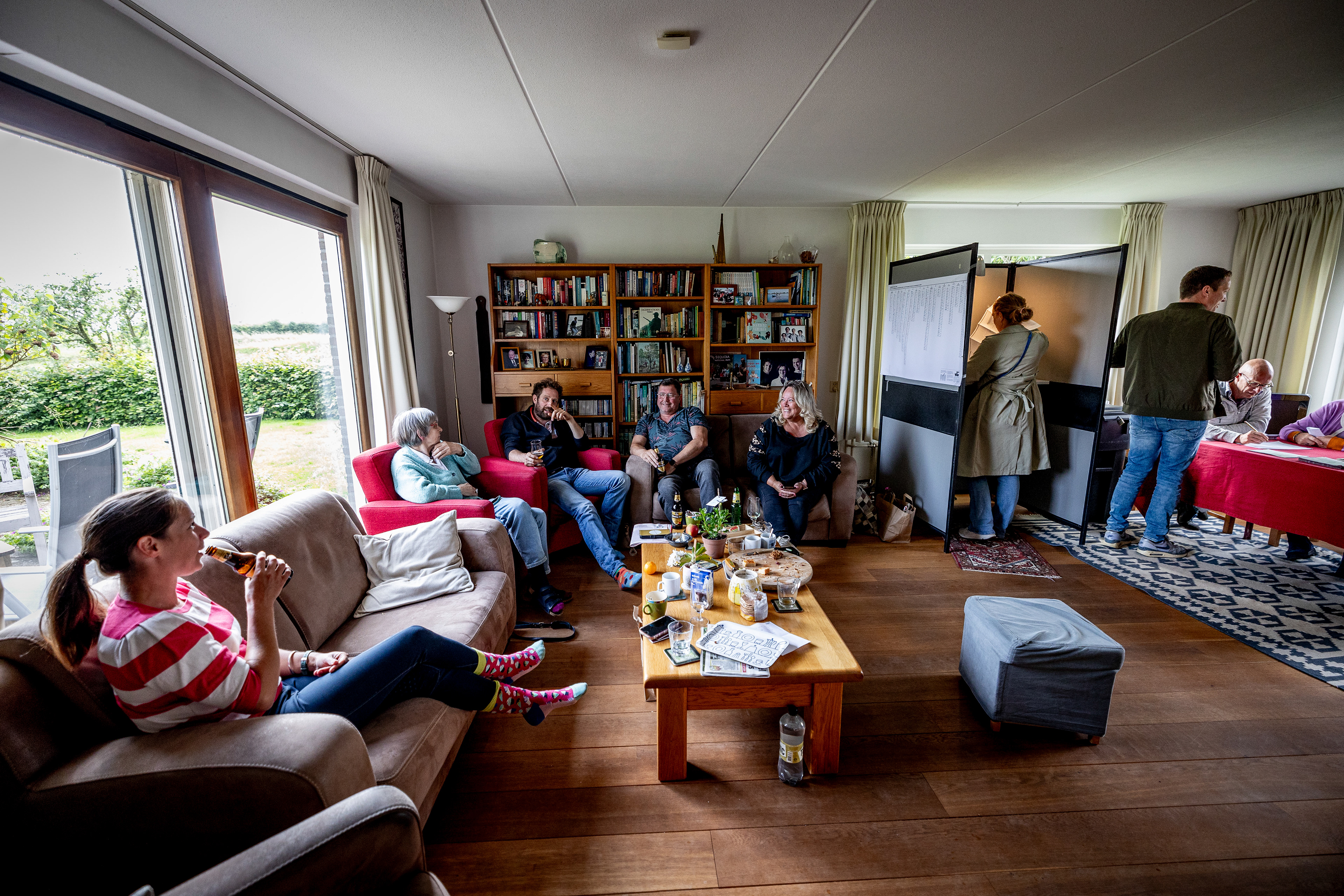 Hoge opkomst op het kleinste stembureau van Nederland in Marle. Stembureau Westhoff is al meer dan 70 jaar de plek voor een groep van zo’n 50 kiezers.
