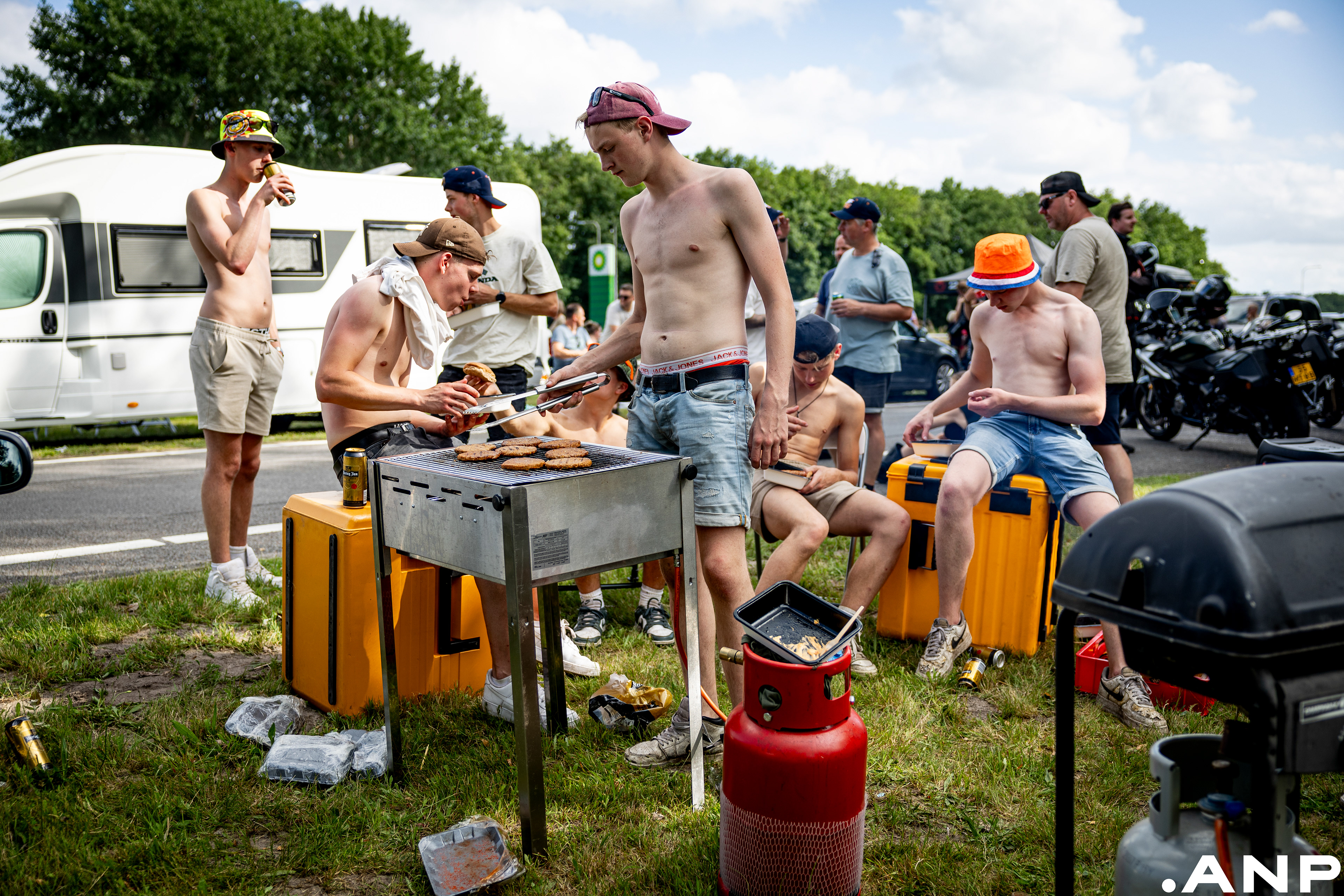 Racefans barbecueën bij tankstation De Mussels langs de A28 bij Bijlen. Na de 100e editie van de TT van Assen. I.o.v. ANP
