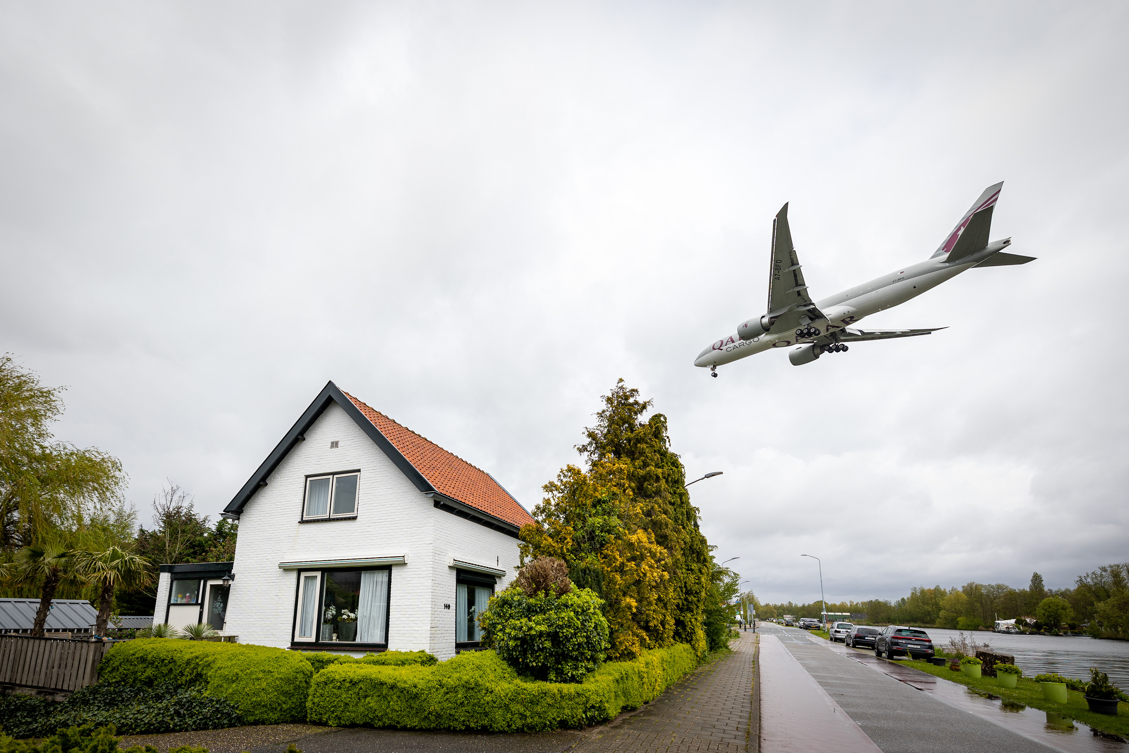 Laagvliegende vliegtuigen boven woningen in Oude Meer. Ondanks stillere vliegtuigen ervaren omwonende van Schiphol nog altijd veel geluidshinder.