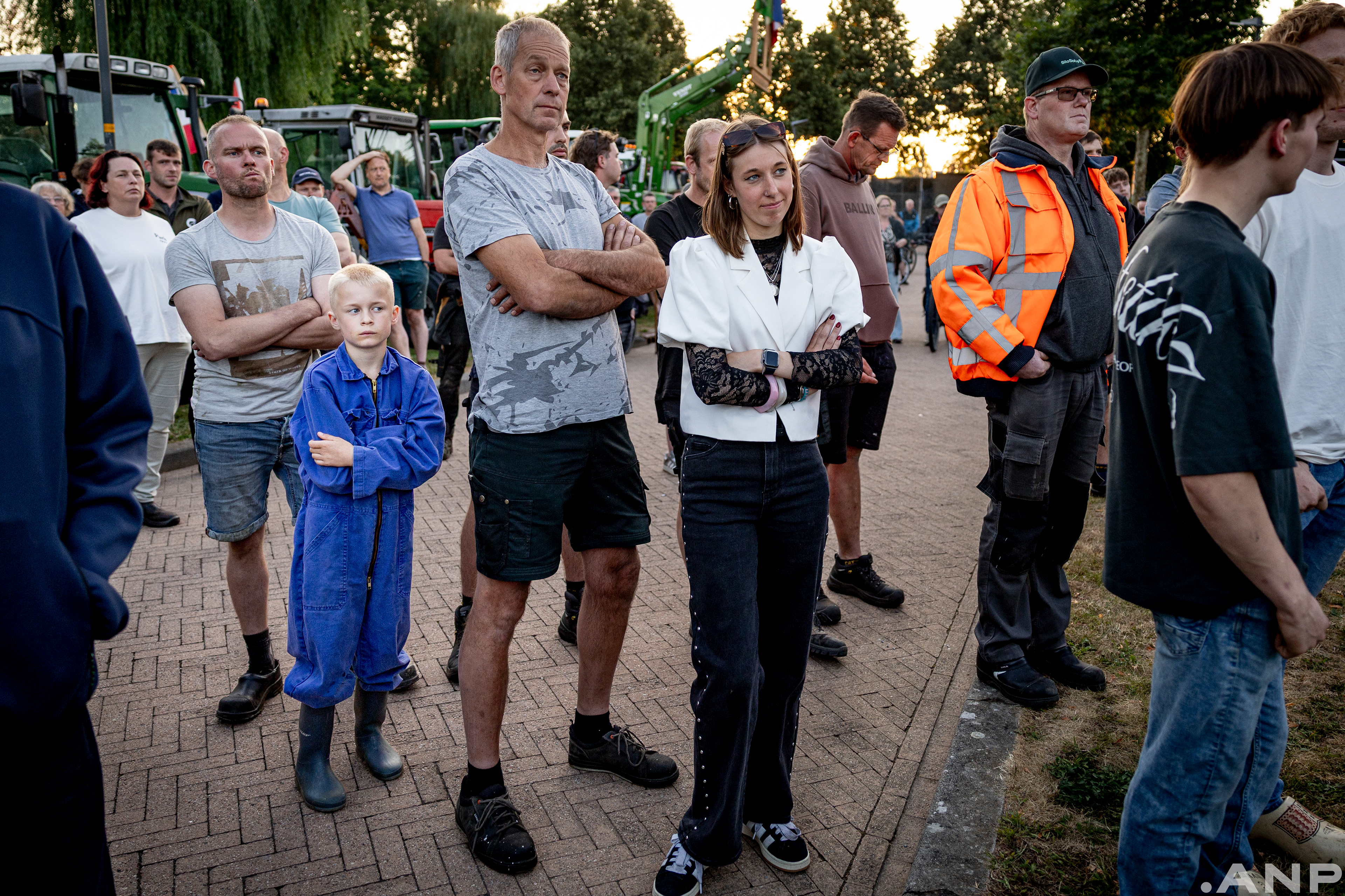 Boeren verzamelen bij het gemeentehuis van Borculo om een brief te overhandigen aan het gemeentebestuur. De actievoerders willen op deze manier hun zorgen uiten over de aangekondigde stikstofregels van het kabinet. I.o.v. ANP Foto