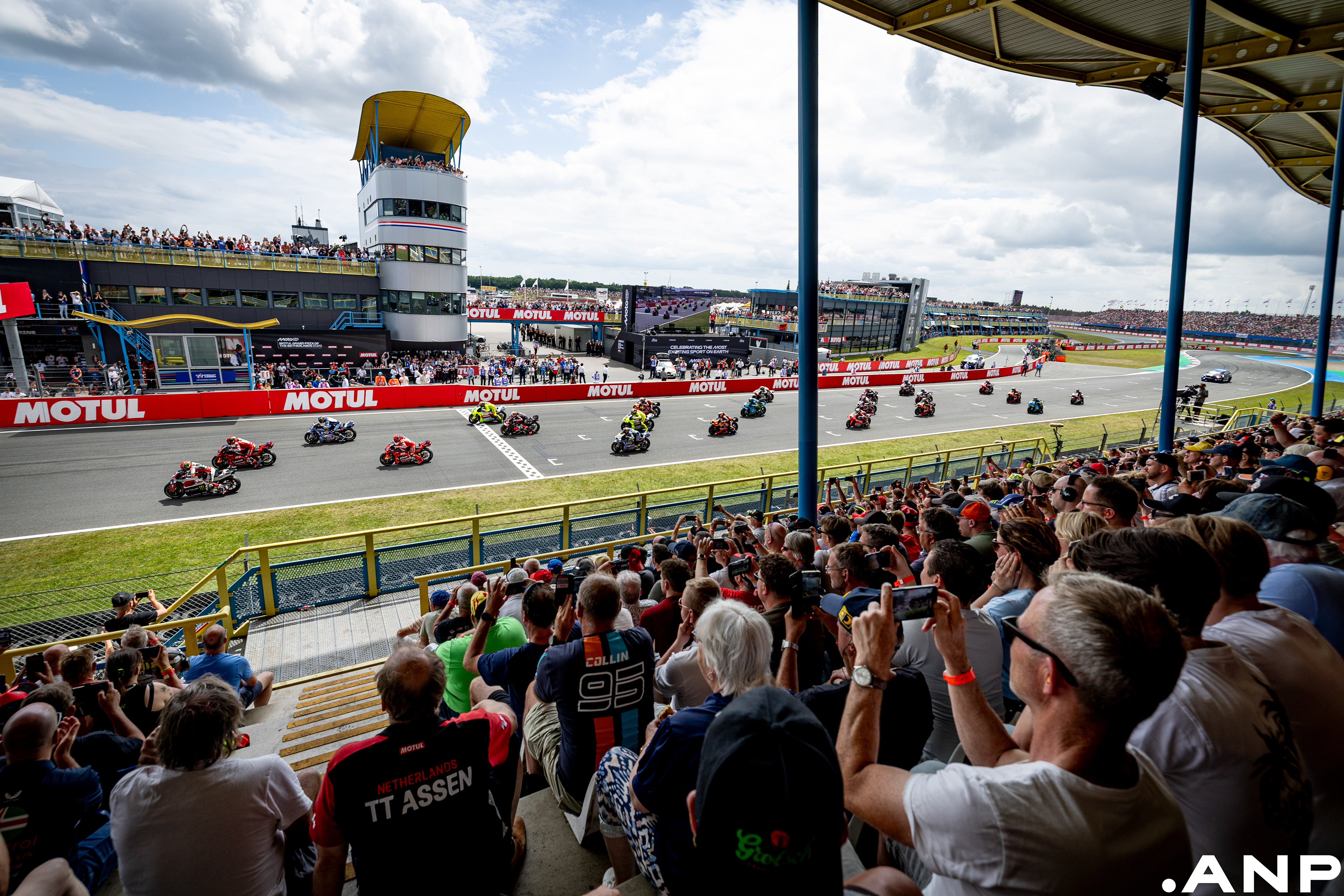 De start van de de 100e editie van de TT van Assen. I.o.v. ANP
