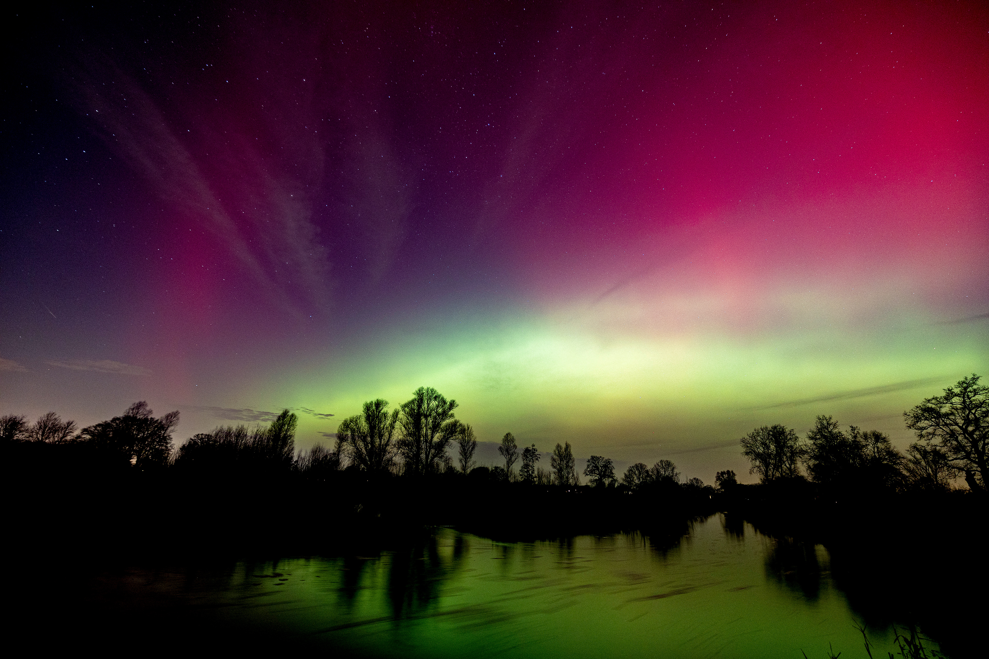 Het noorderlicht is zichtbaar boven het Enters Reggedal bij Enter. Door verhoogde zonneactiviteit was het natuurverschijnsel ook in delen van Nederland waarneembaar.