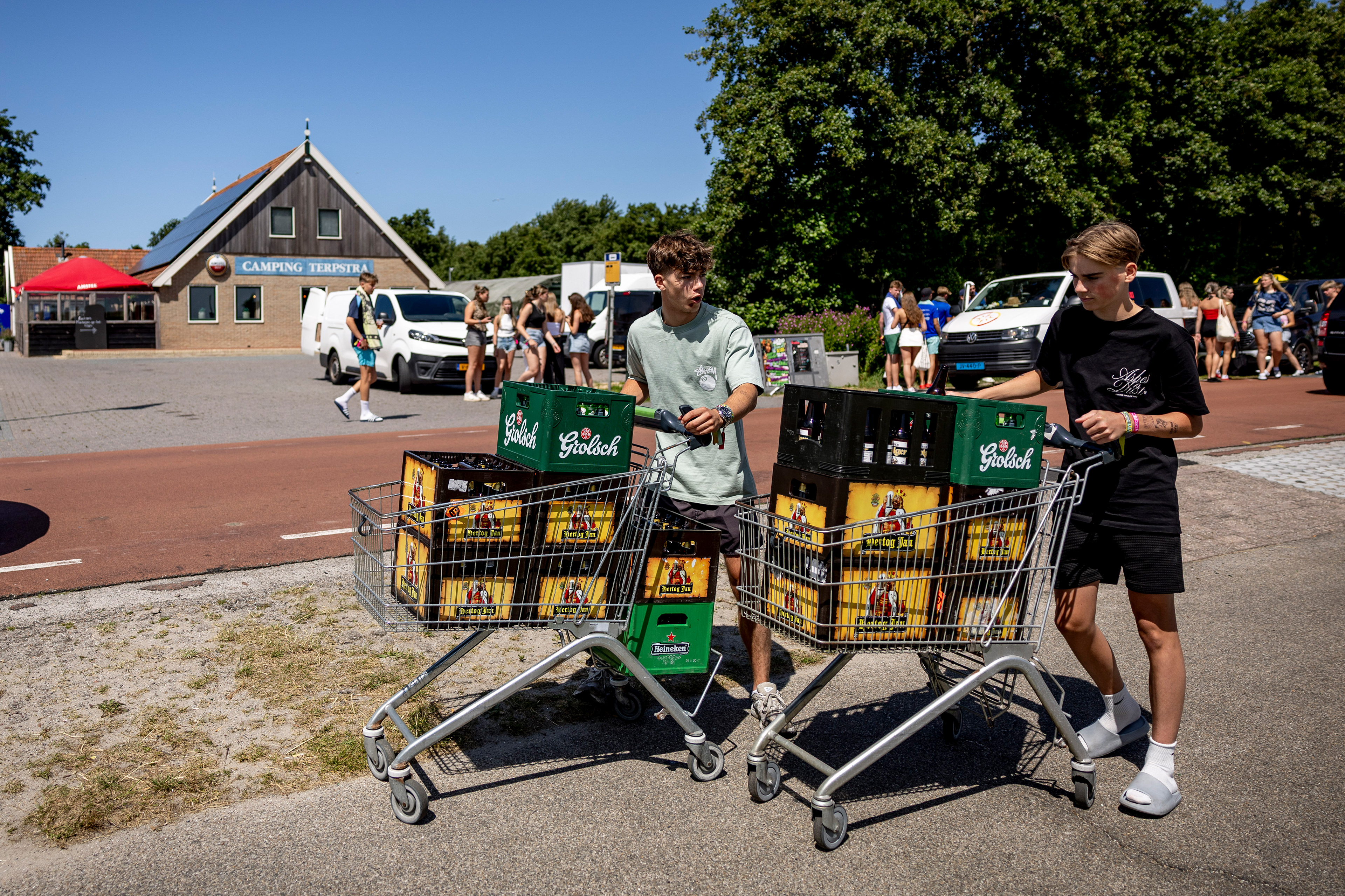 Twentse jongeren vieren vakantie op Terschelling. I.ov. Tubantia