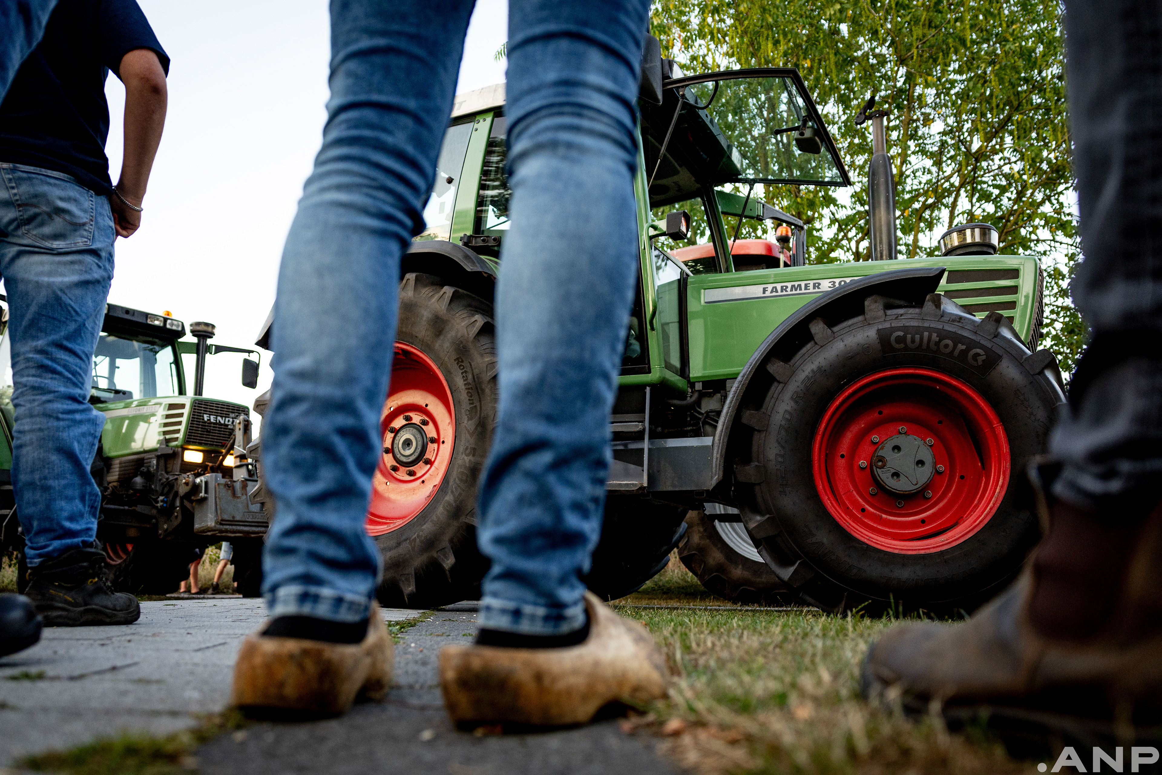 Boeren verzamelen bij het gemeentehuis van Borculo om een brief te overhandigen aan het gemeentebestuur. De actievoerders willen op deze manier hun zorgen uiten over de aangekondigde stikstofregels van het kabinet. I.o.v. ANP Foto
